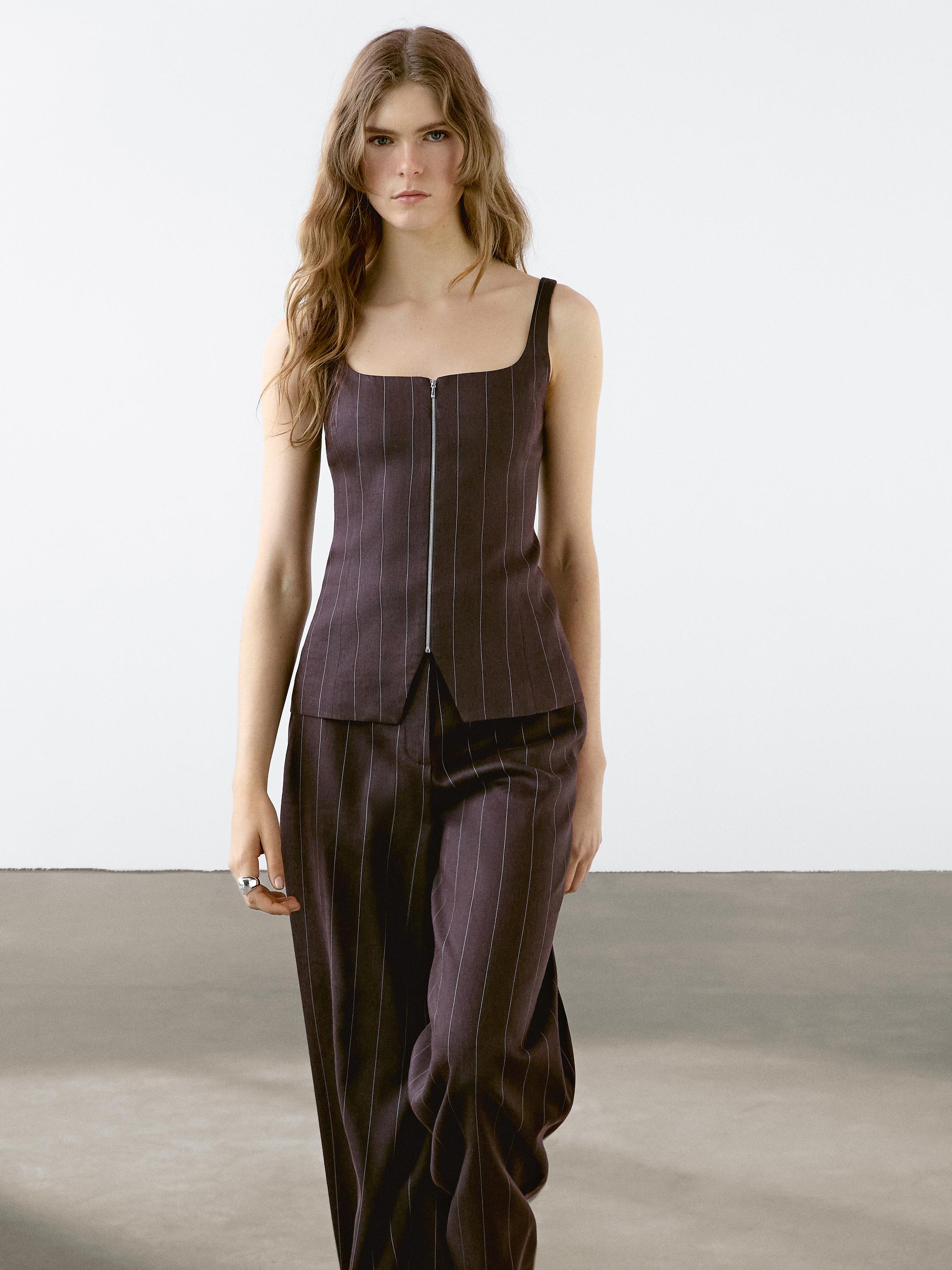 Ensemble composé d'un débardeur à fines bretelles rayé et d'un pantalon assorti de couleur foncée.