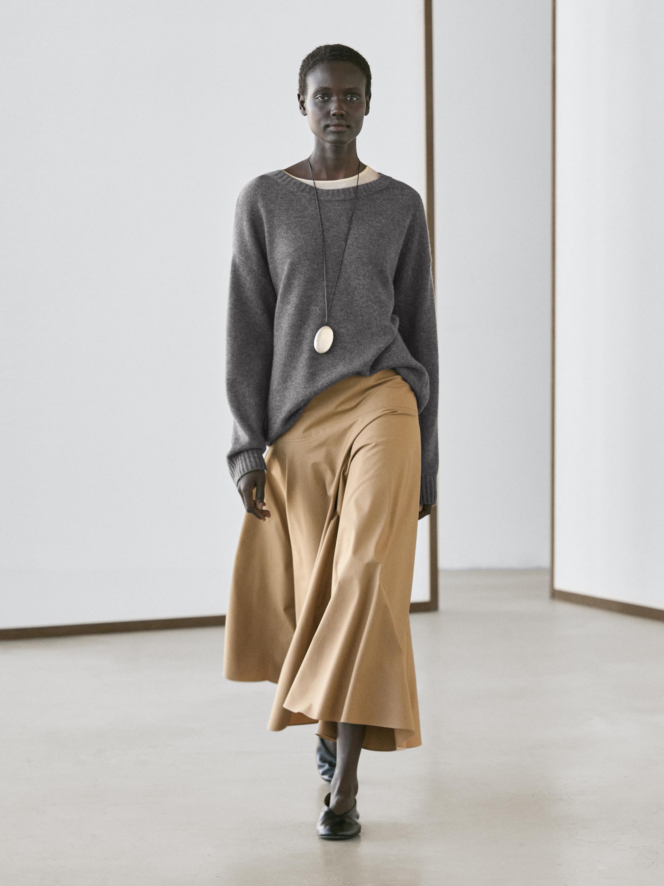 Sæt med camel midi-nederdel med svaj og langærmet grå sweater.