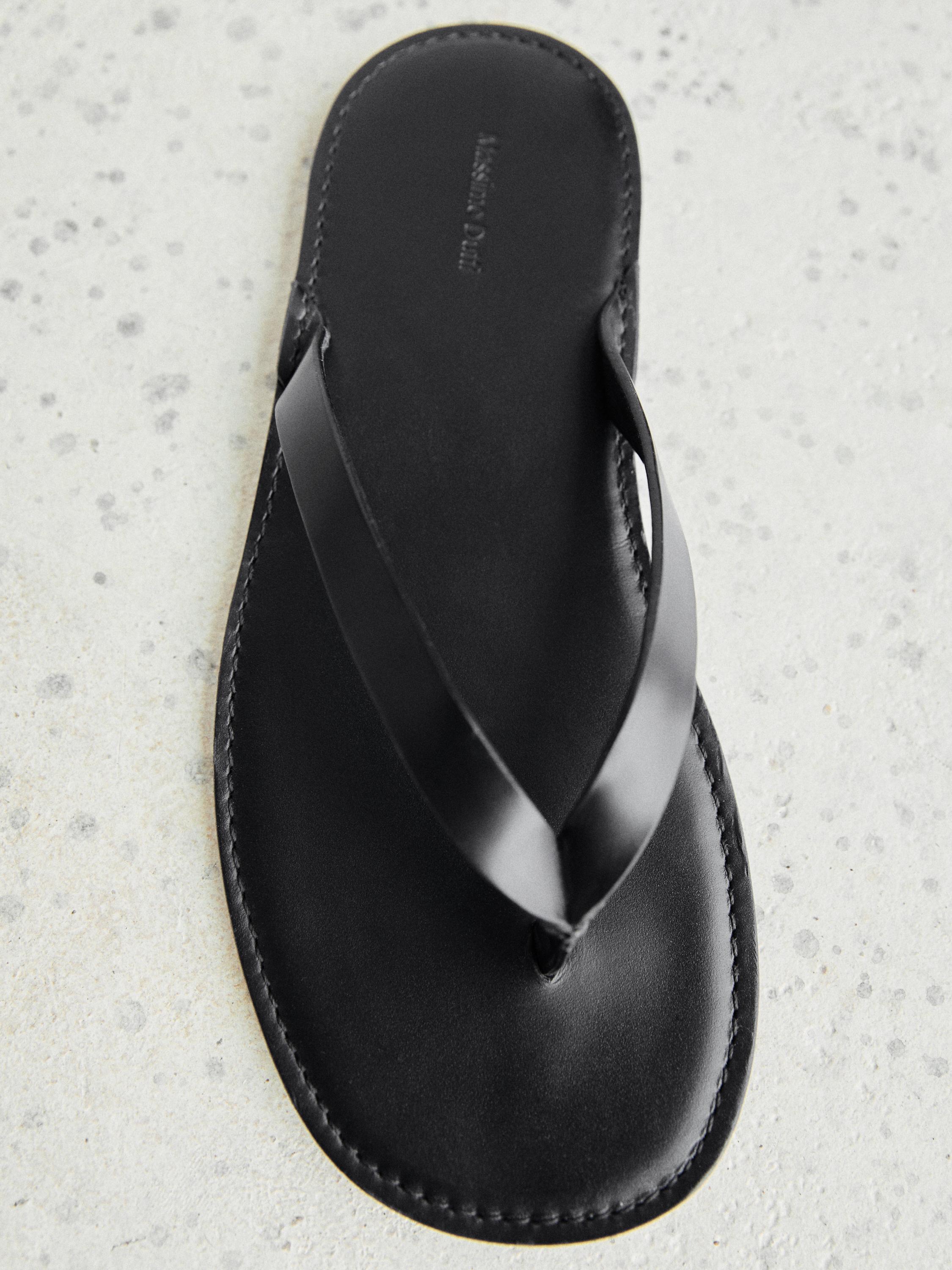 Leather sandals with toe divider