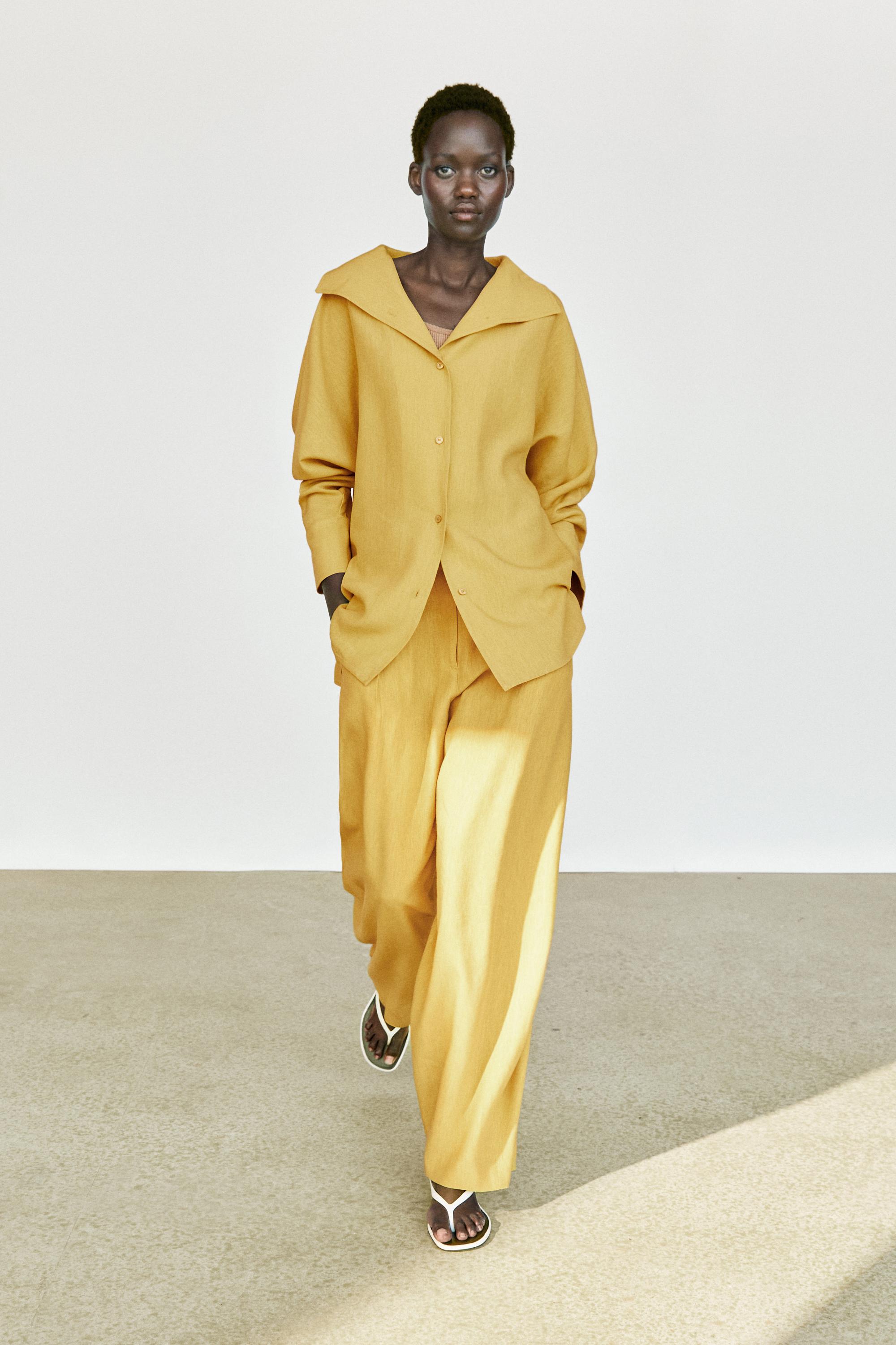 Wide-leg flowing linen blend pleated pants — MUSTARD YELLOW