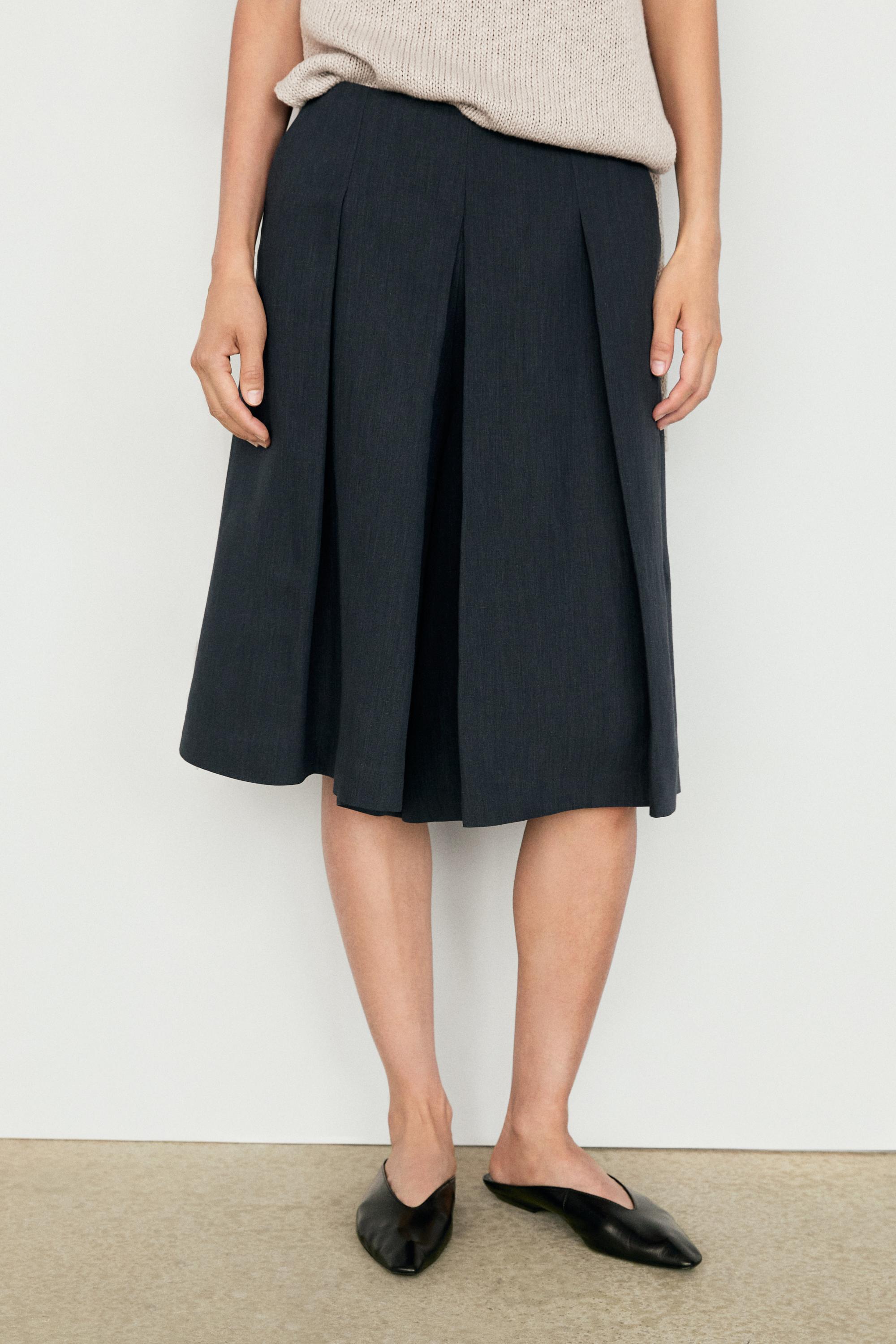 Linen blend Bermuda shorts with pleats — BLUE
