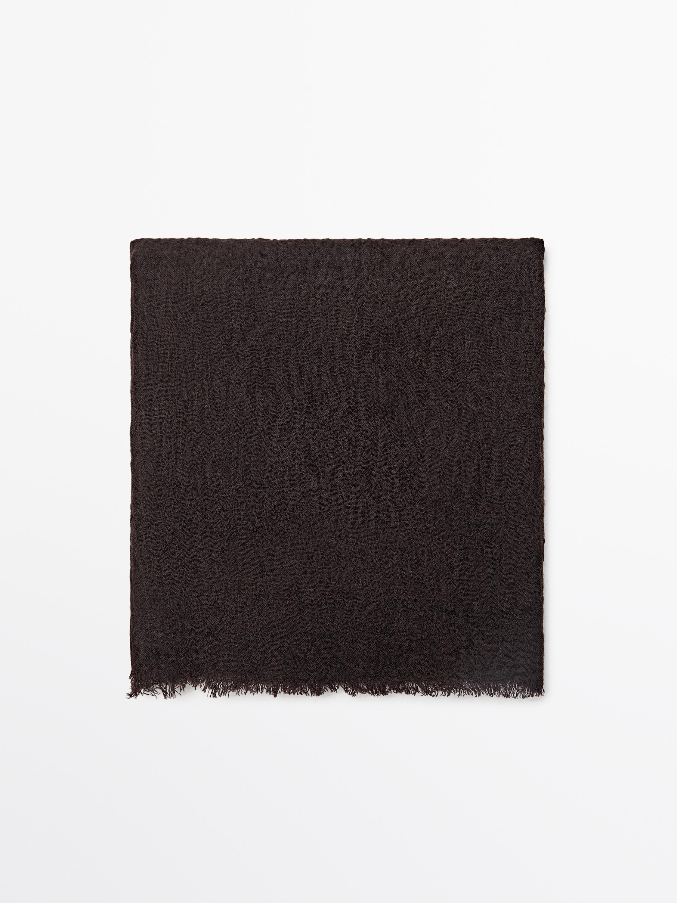 Vista frontal de un fular café con bordes deshilachados. Medidas: 200 x 80 cm.