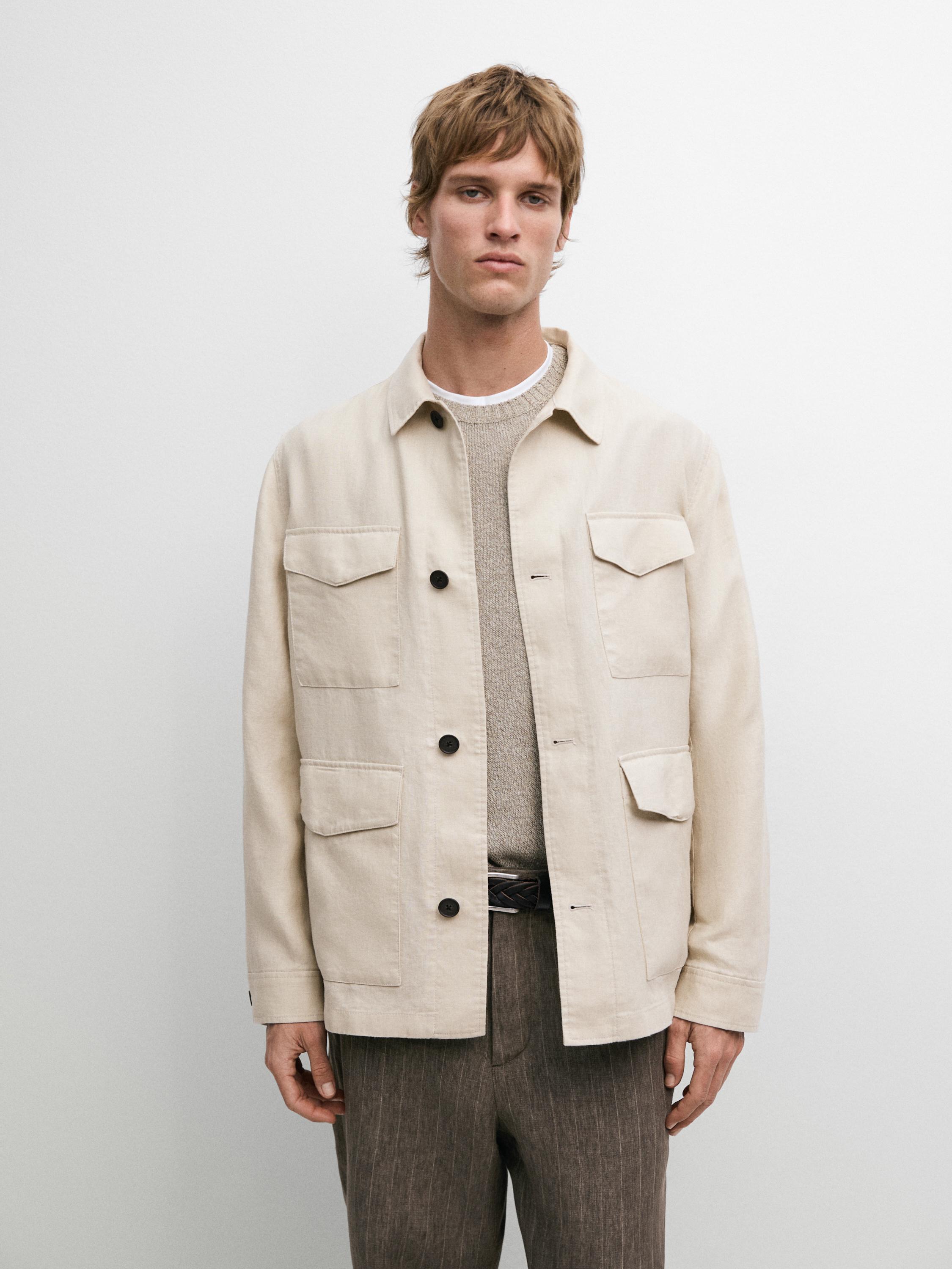 Conjunto de casaco safari em pedra com bolsos frontais e calças castanhas.