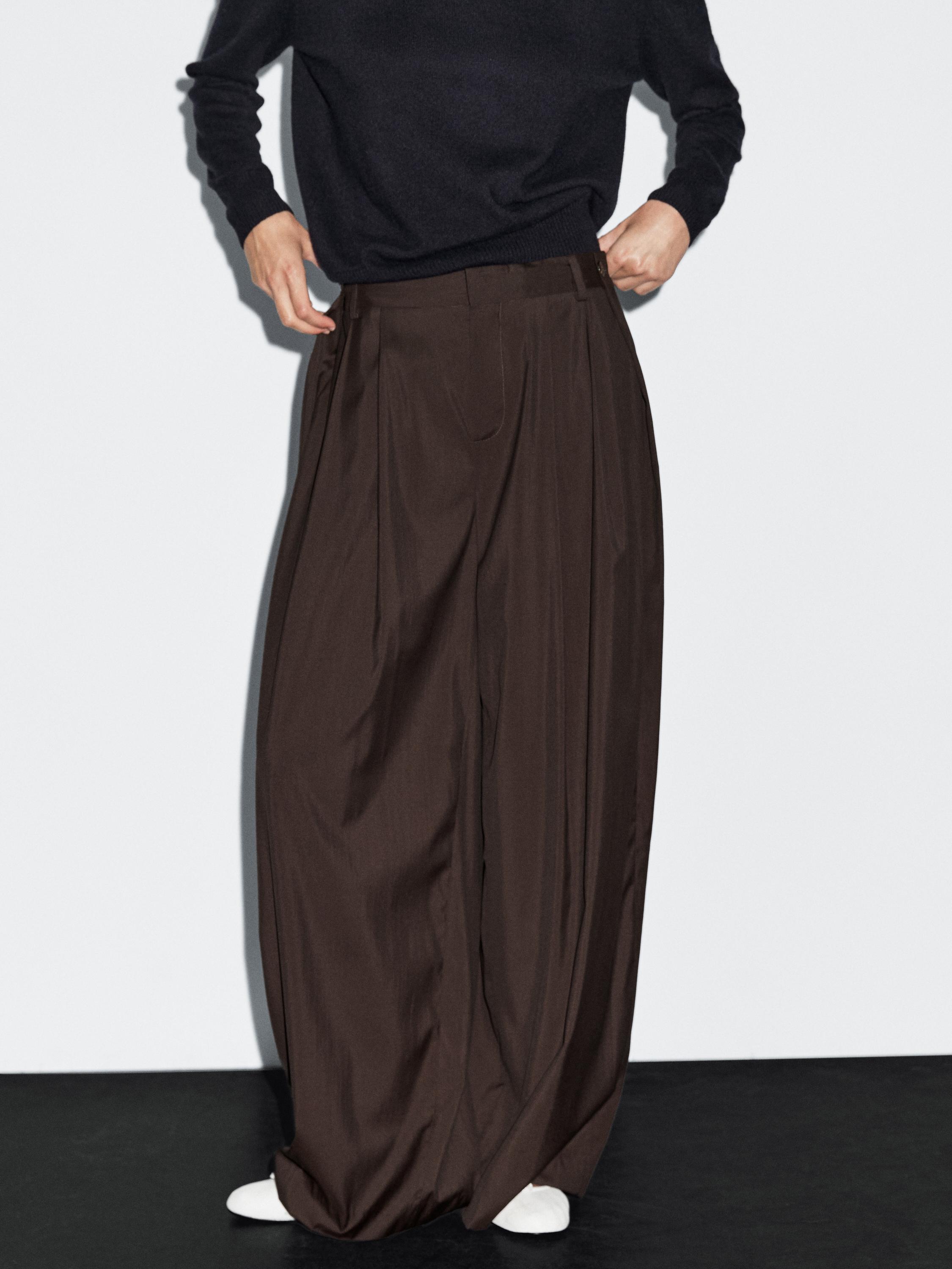 Flowing trousers with darts