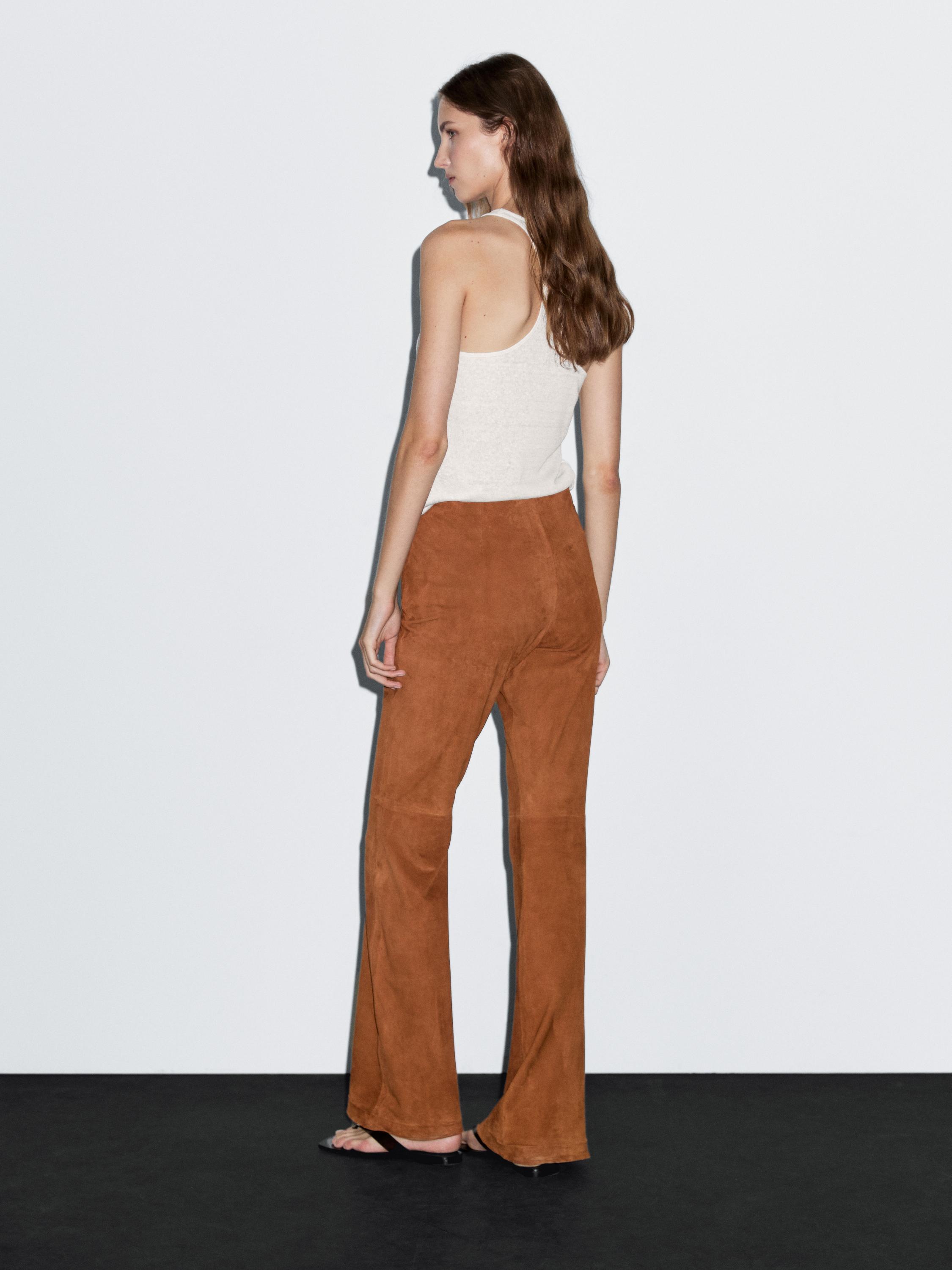 Pantalon flare en cuir finition daim