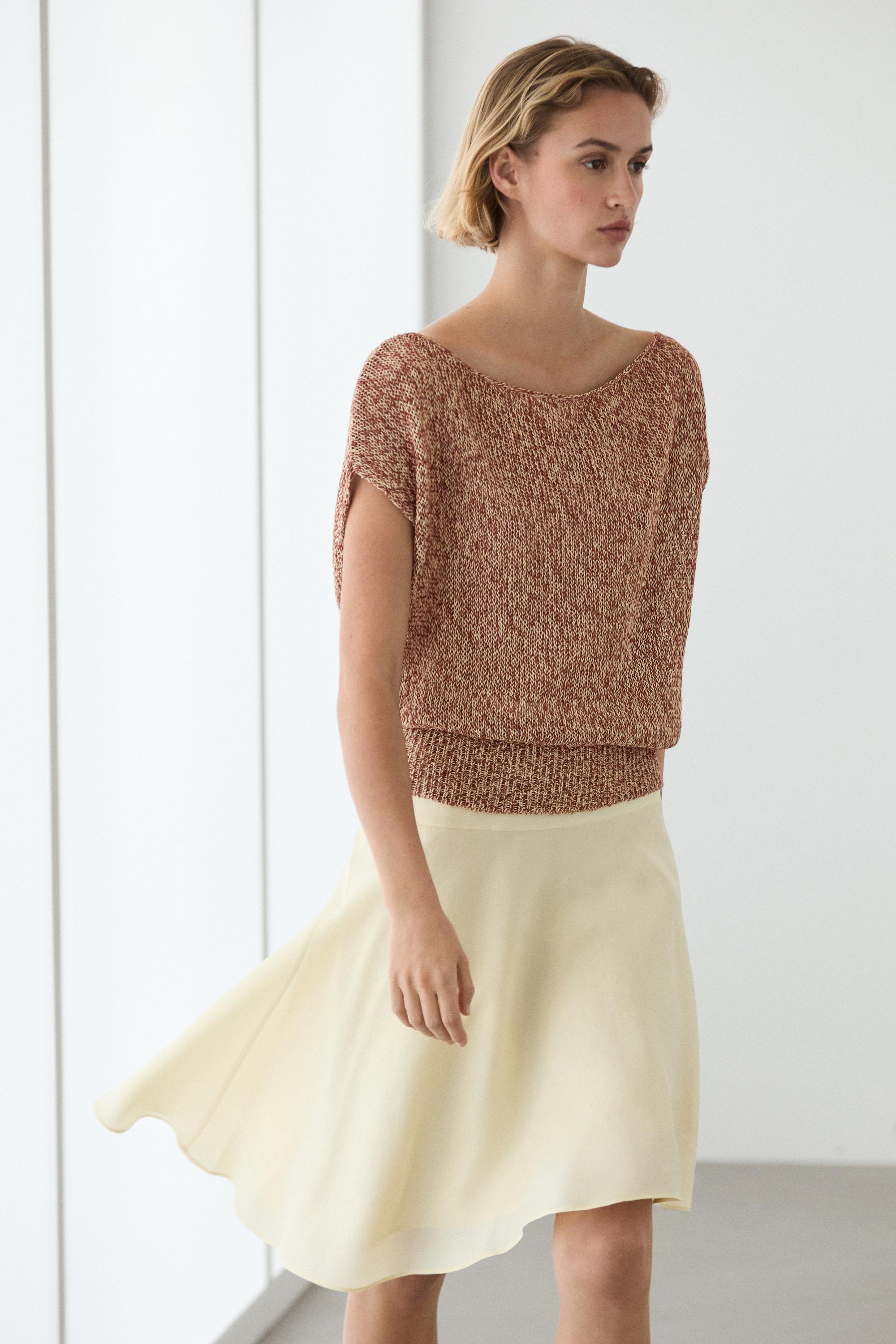 Cotton blend knit top with ribbed hem — RUSSET