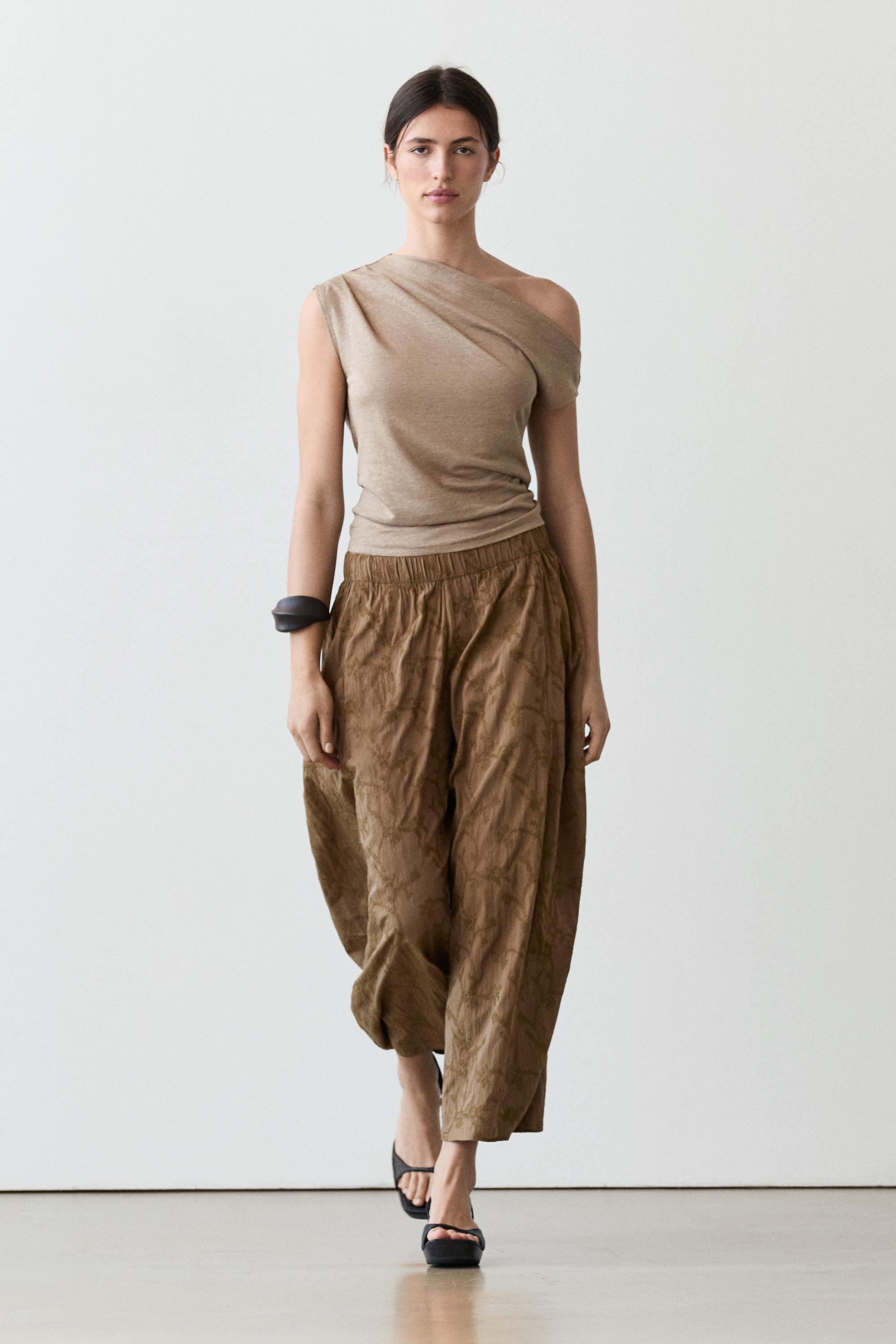 Trousers with embroidered detail and elastic waistband — KHAKI