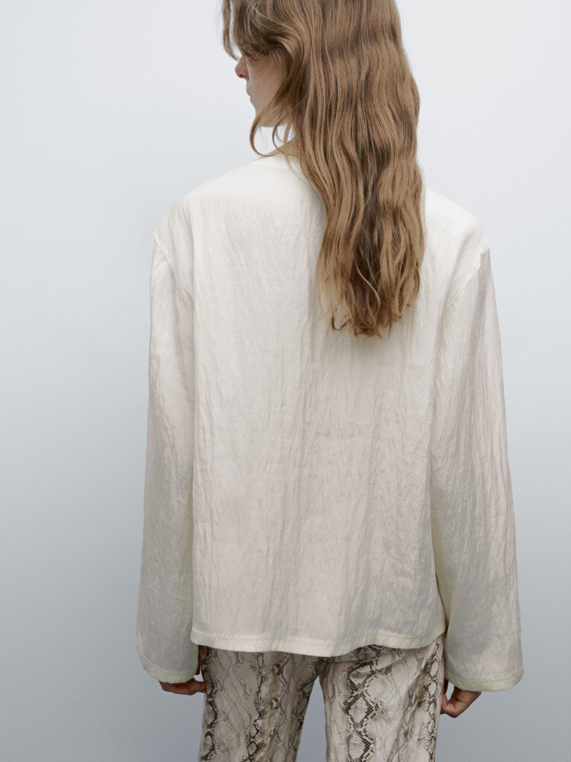 Flowing shirt with button detail on the chest