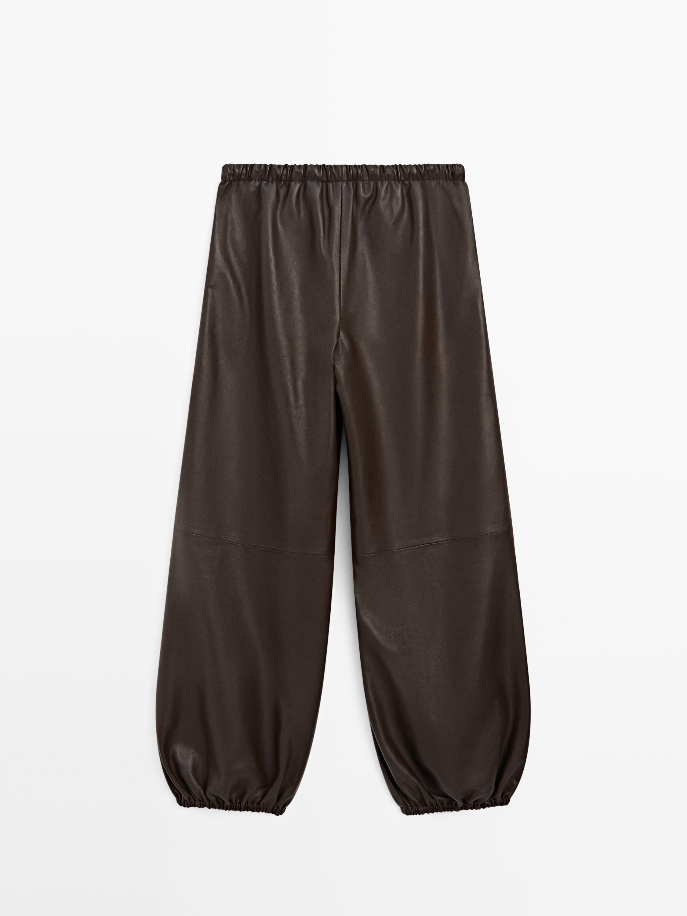 Vista posterior de pantalón bombacho marrón con cintura y tobillos elásticos.