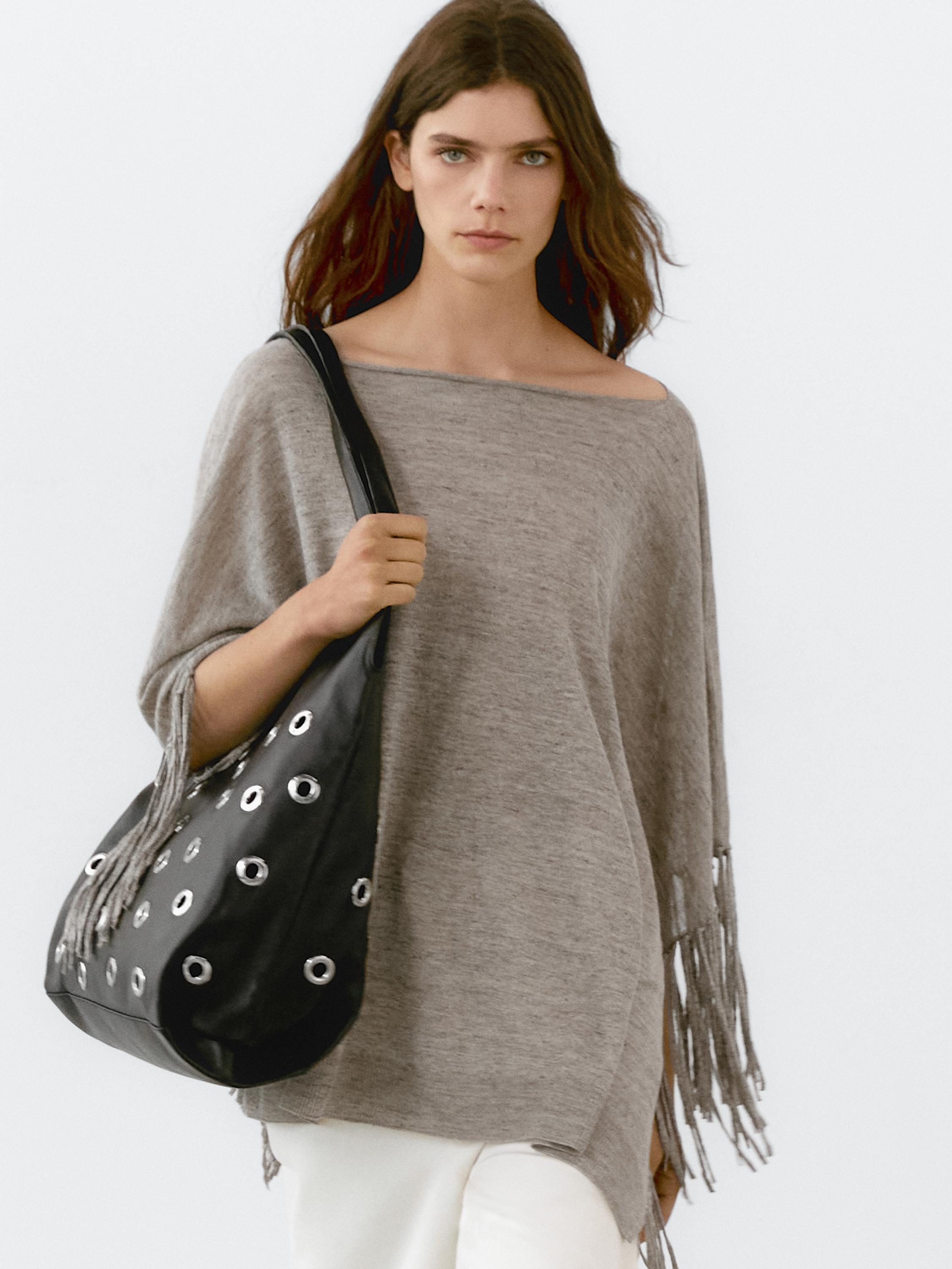 طقم بلوزة رمادية بشراشيب وحقيبة سوداء بعروات معدنية