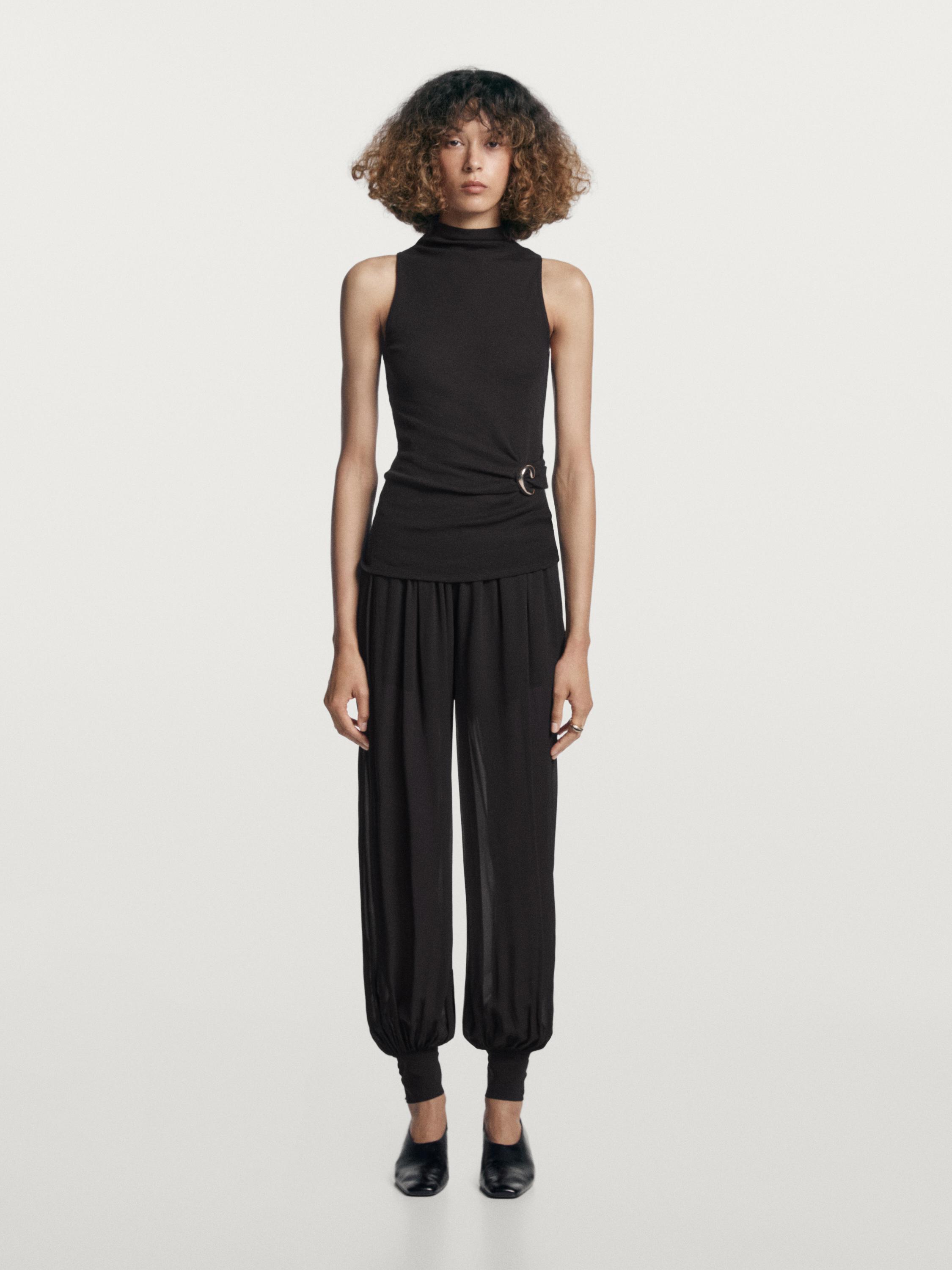 Áo cổ phễu có chi tiết trâm cài