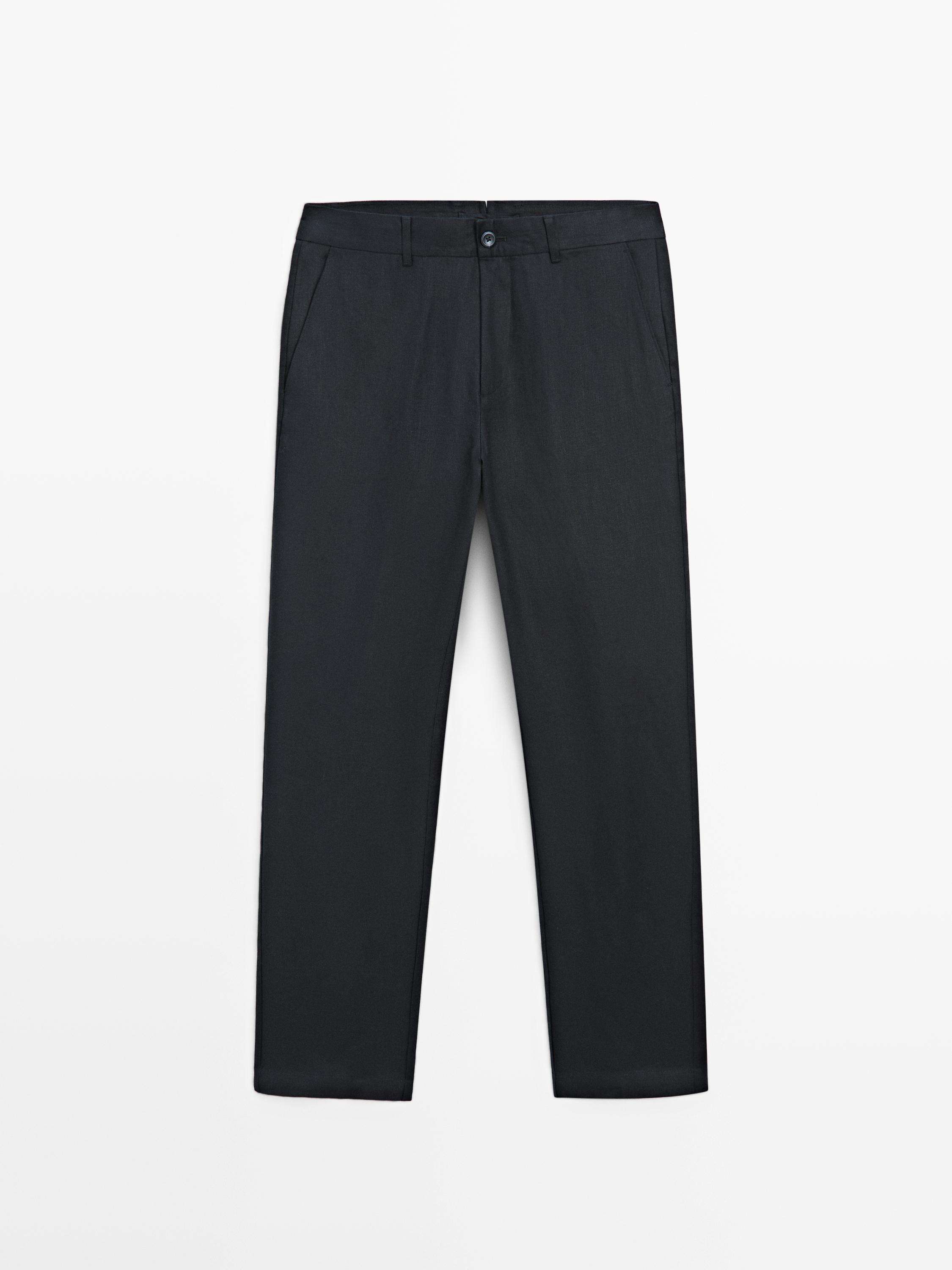 Vista frontal de pantalons blau marí amb butxaques laterals i tancament de botó.