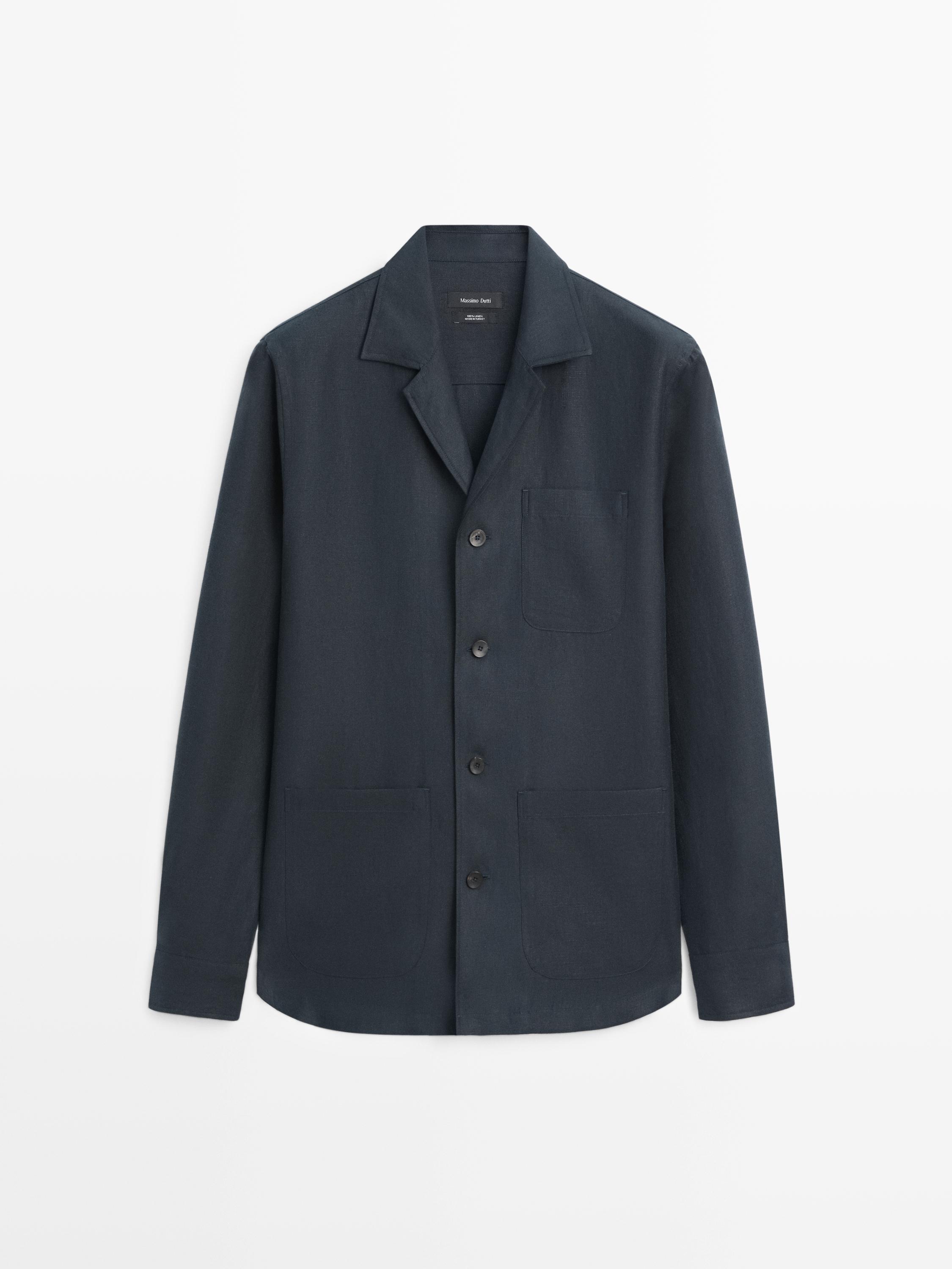 Vista frontal de camisa azul de manga larga con cuello clásico, botonadura central y tres bolsillos frontales.