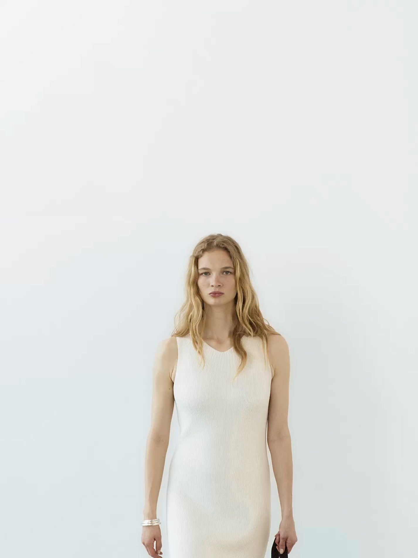 Knit dress with fringed hem