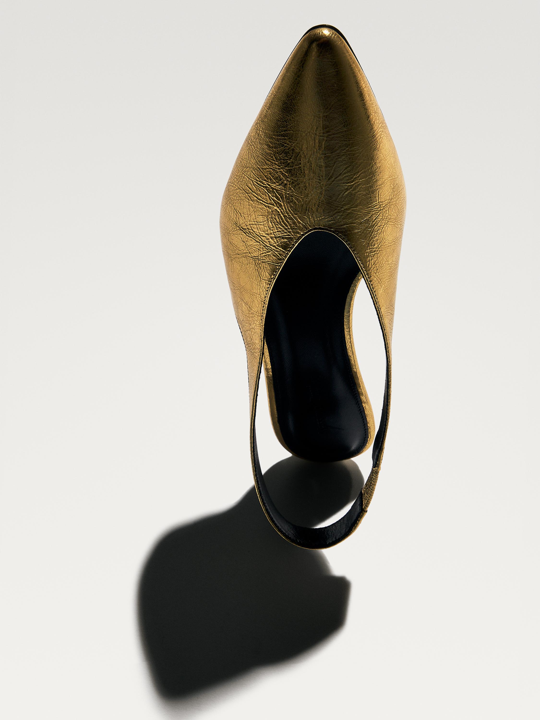 Zapato tacón destalonado dorado