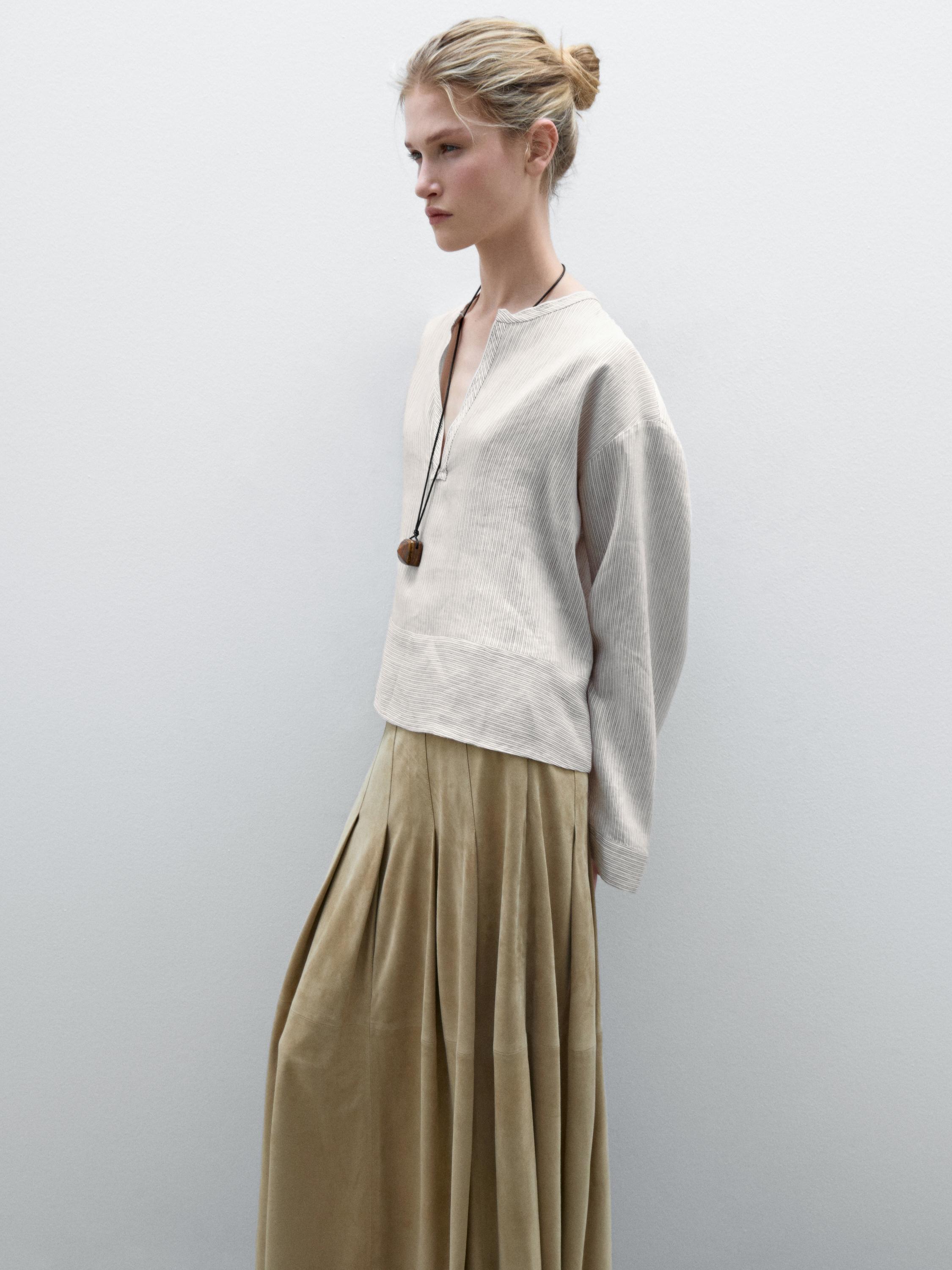 Camisa acetinada às riscas com parte inferior larga