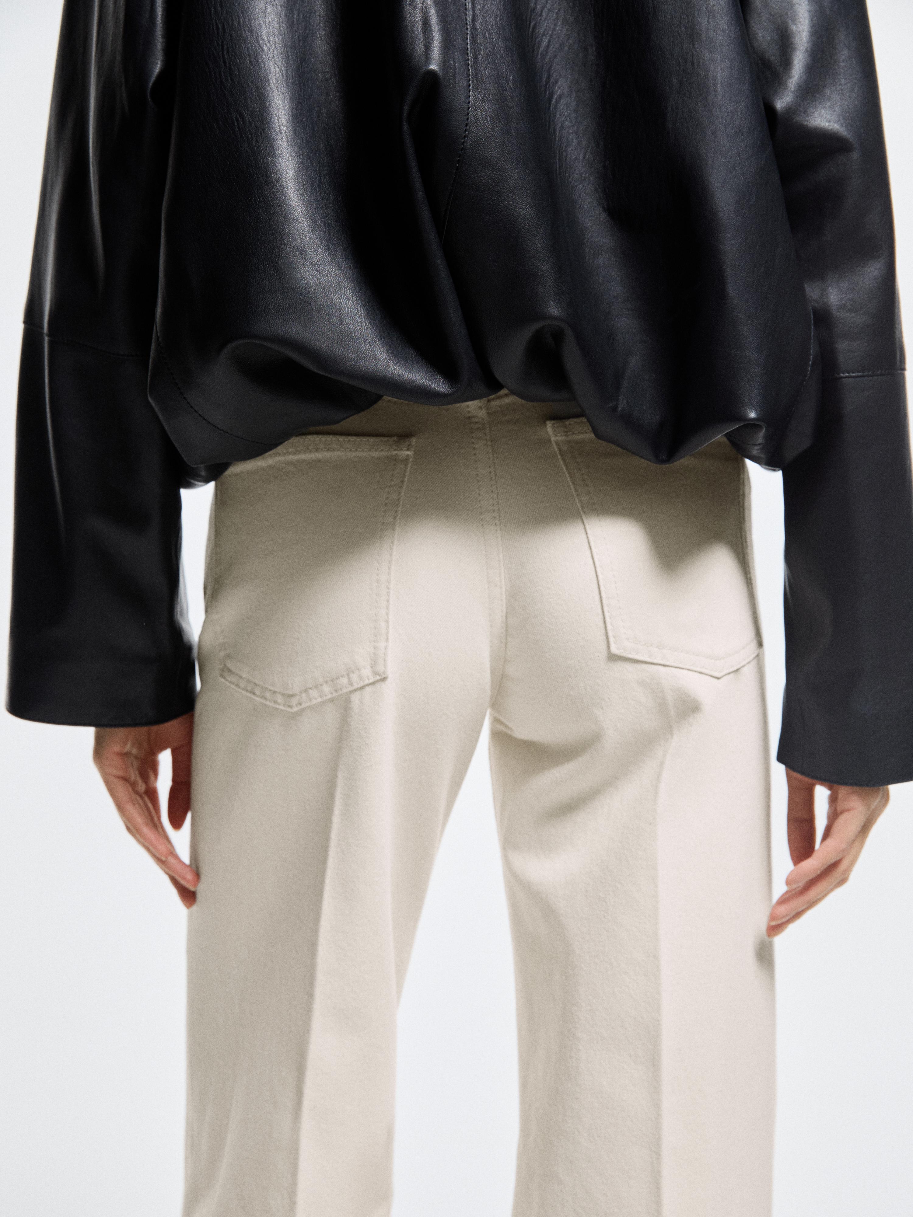 Platėjantys džinsai aukštu juosmeniu