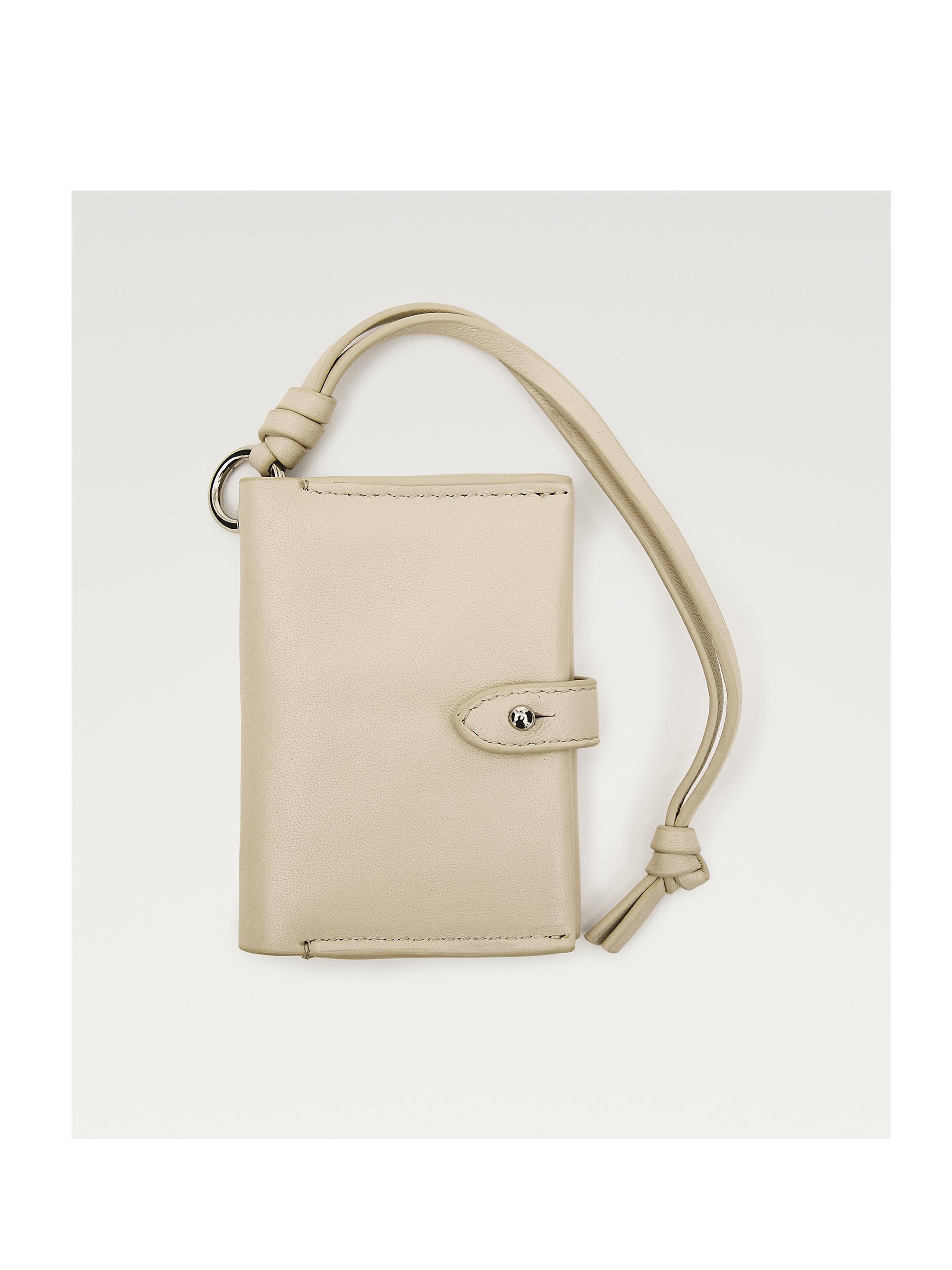 Паричник за картички од напа кожа со приврзок