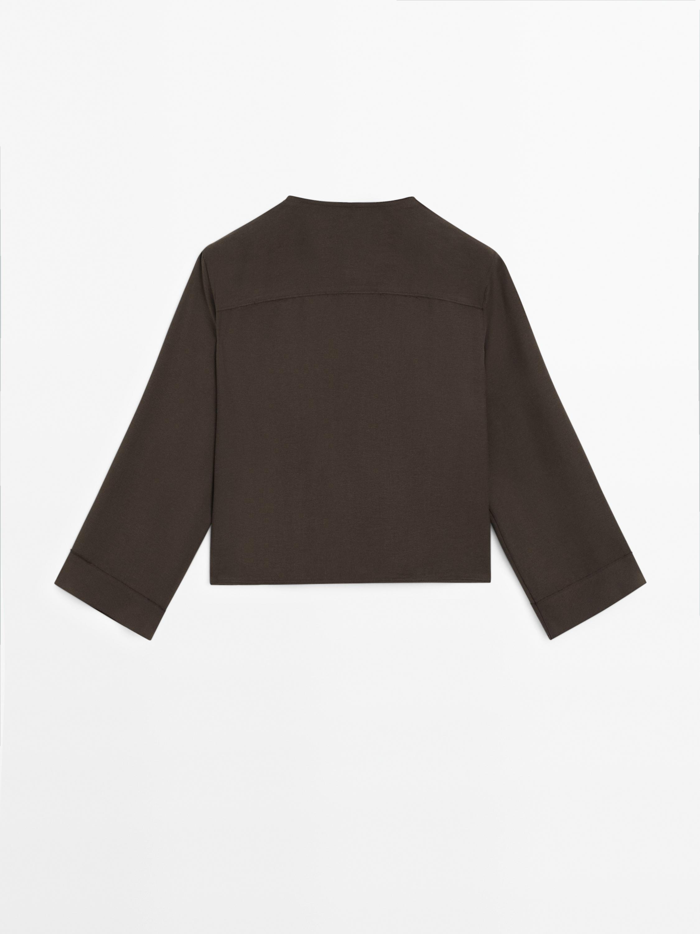 Flowing shirt with button detail on the chest