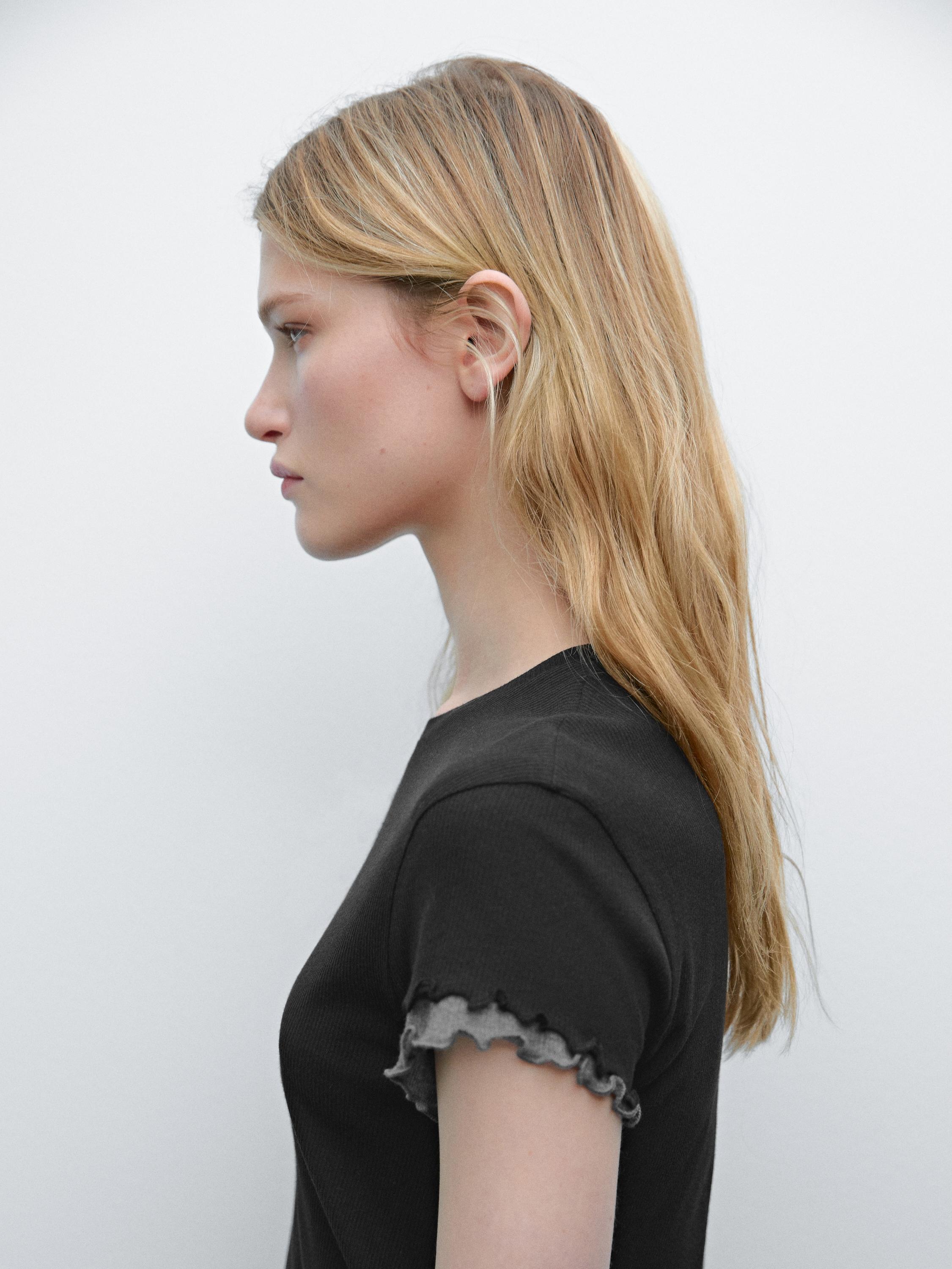 Double-layer T-shirt with wavy ribbed detail