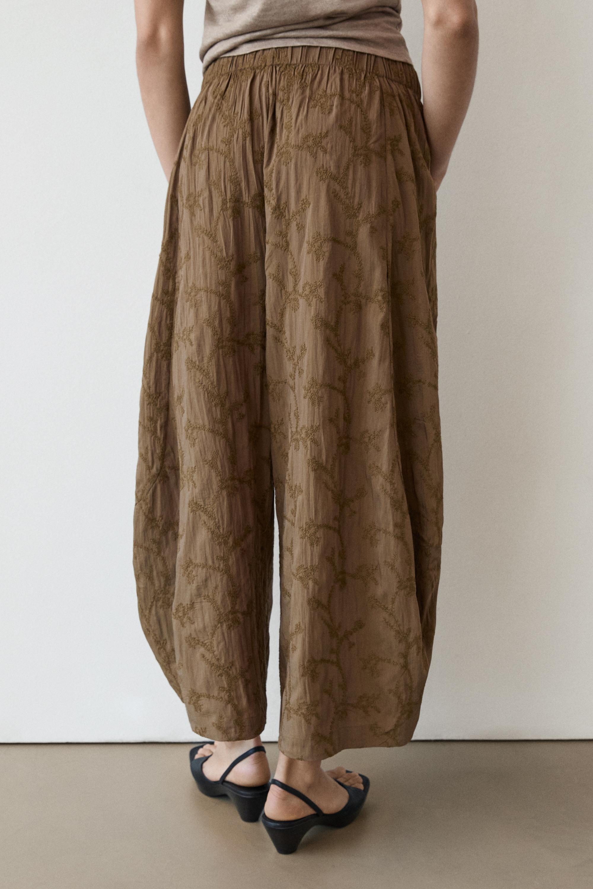 Trousers with embroidered detail and elastic waistband — KHAKI