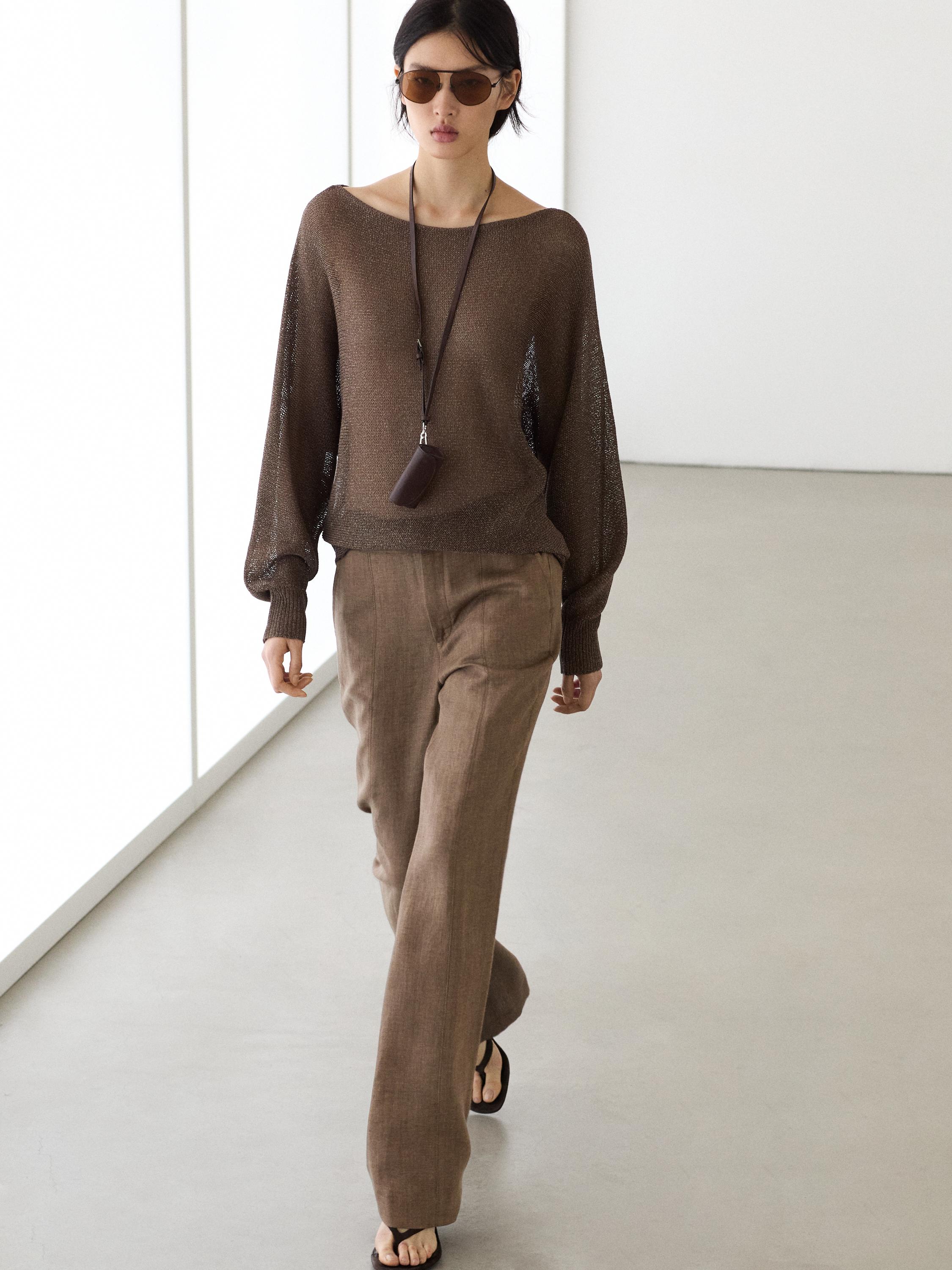 Ensemble pantalon large marron et chemisier marron à manches longues avec col bateau.