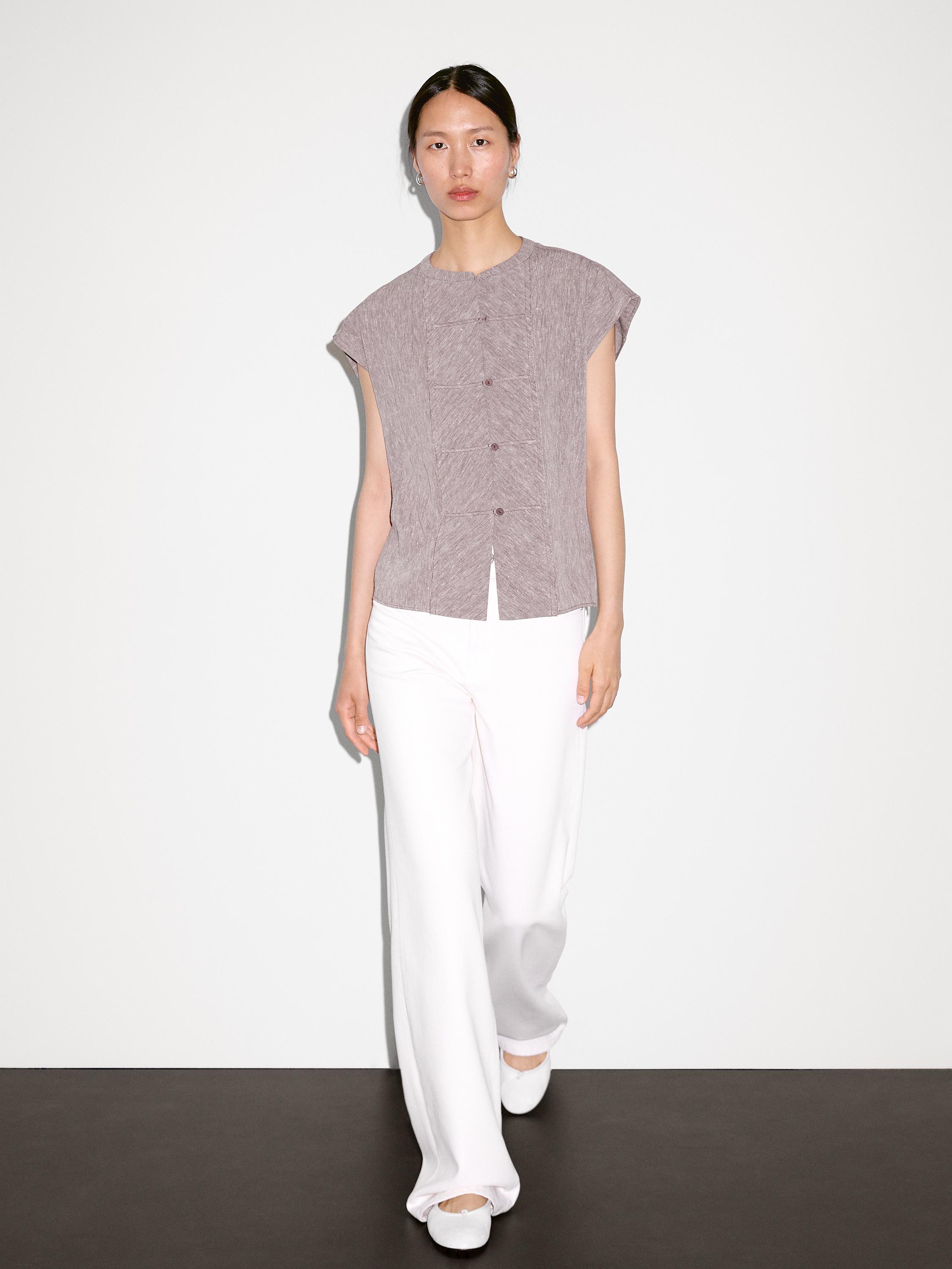 Blusa fluida com pormenor no peitilho