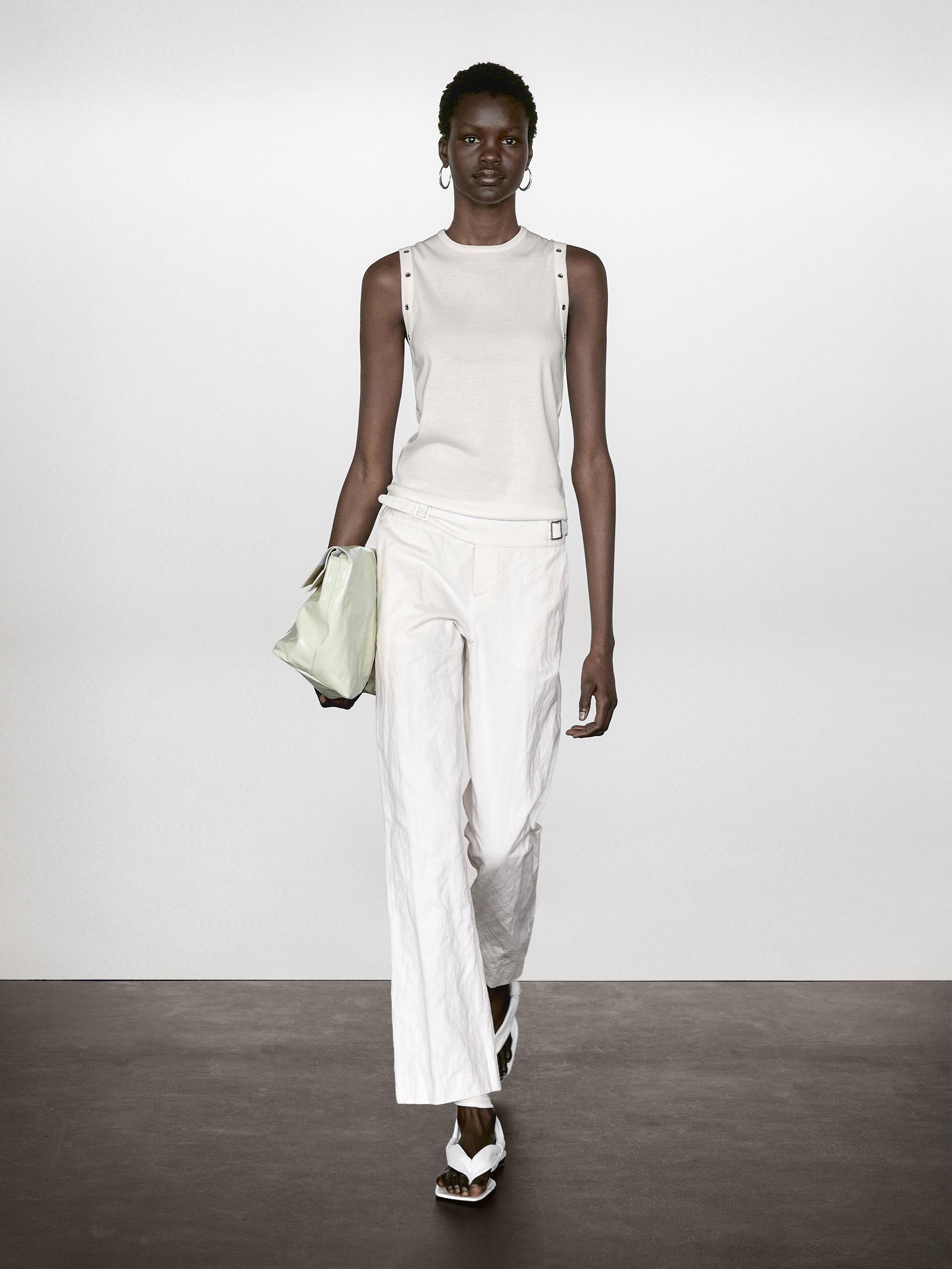 Kamiseta lepo biribilarekin eta lokarri-zuloen xehetasunarekin