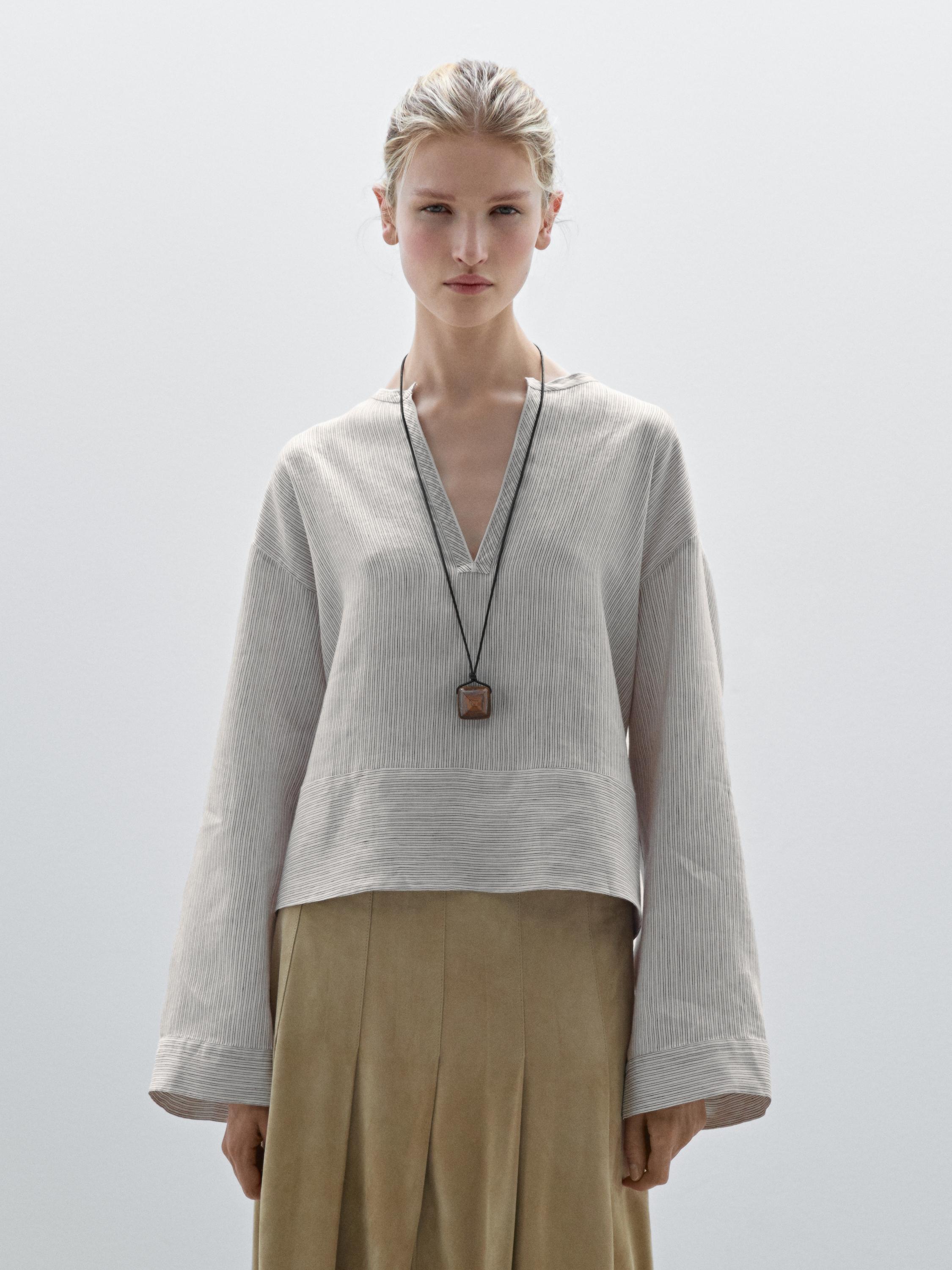 Camisa acetinada às riscas com parte inferior larga