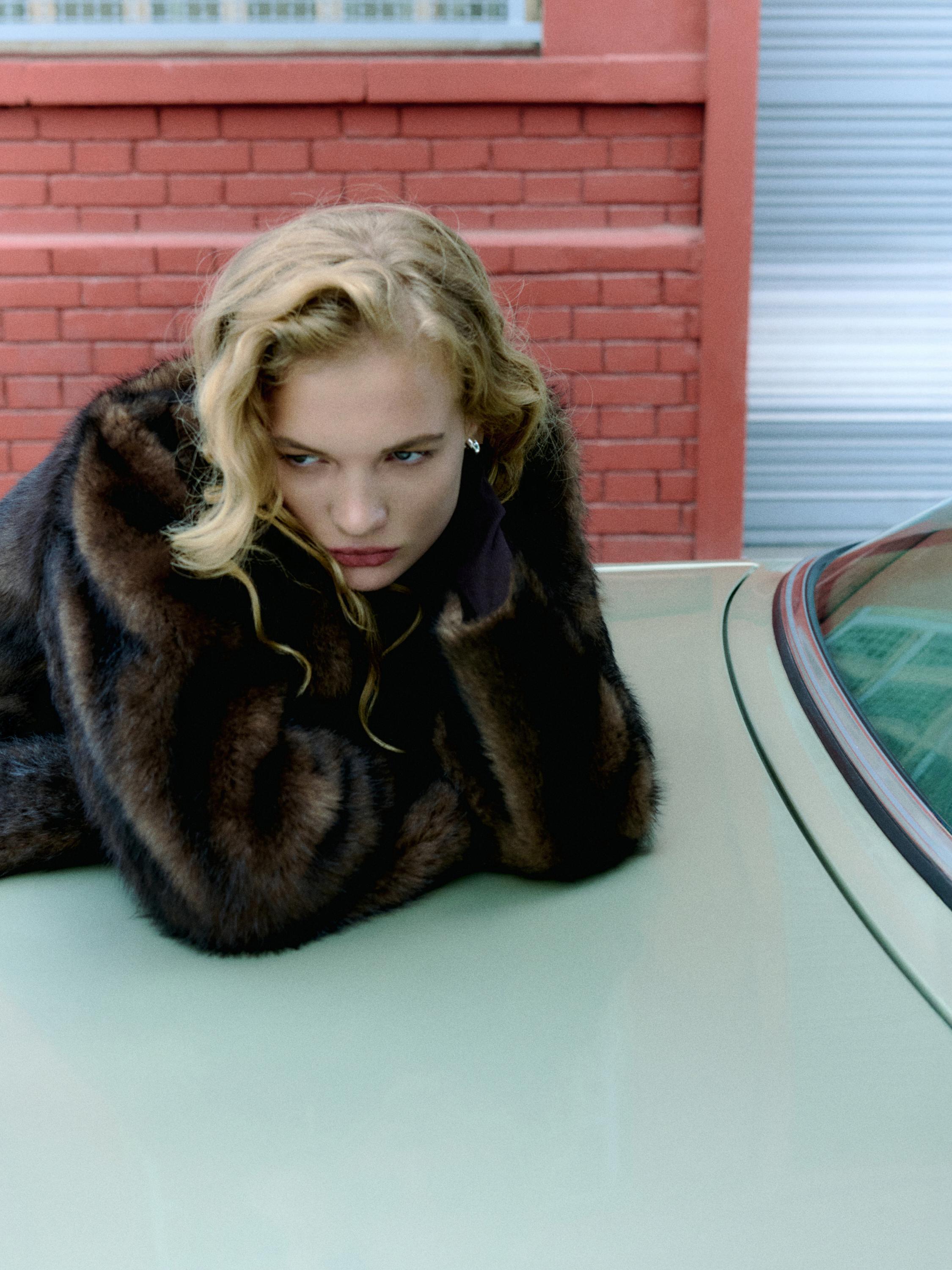 Short leather coat with fur — BROWN