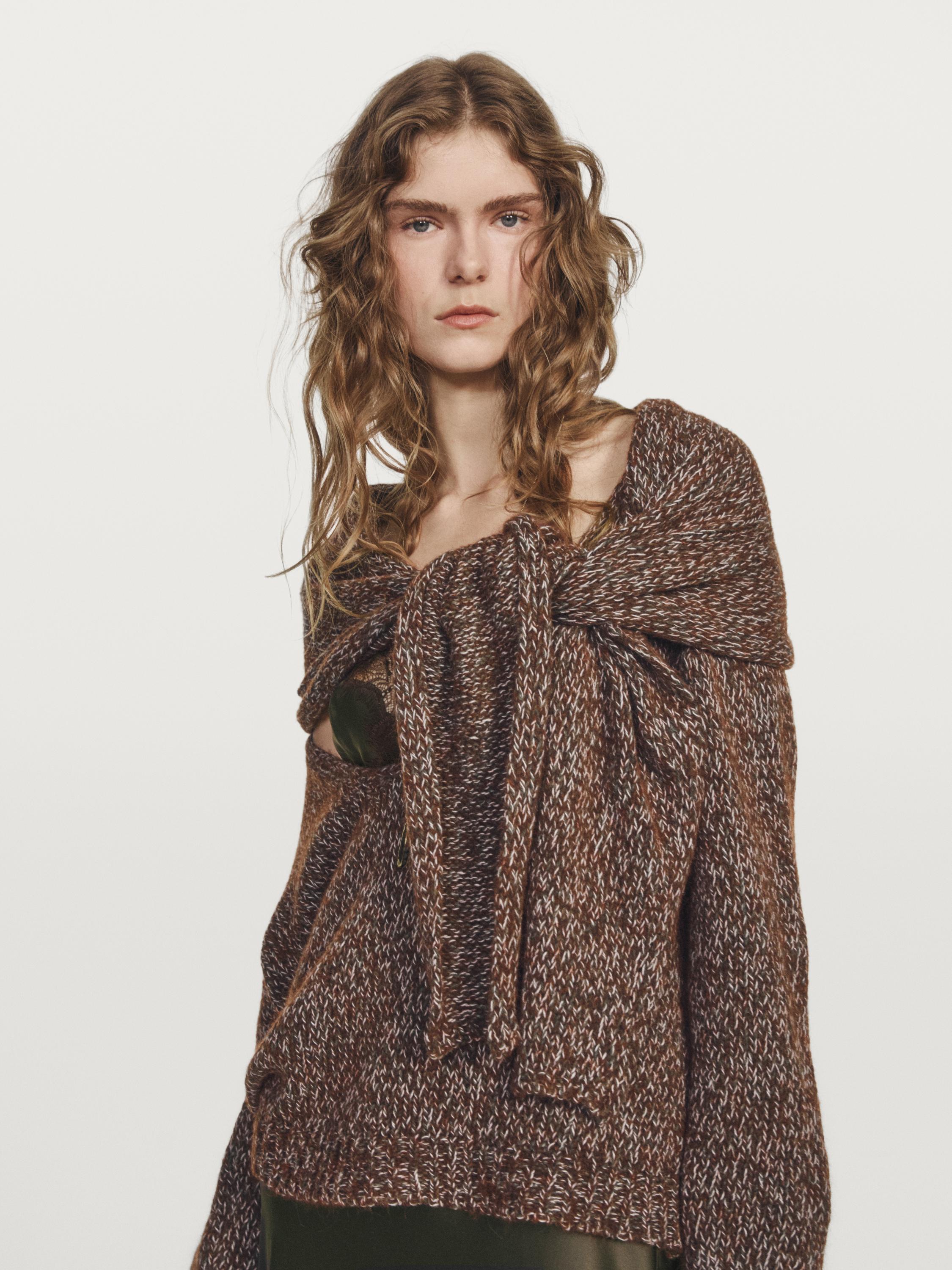 V-neck knit sweater with scarf - STUDIO