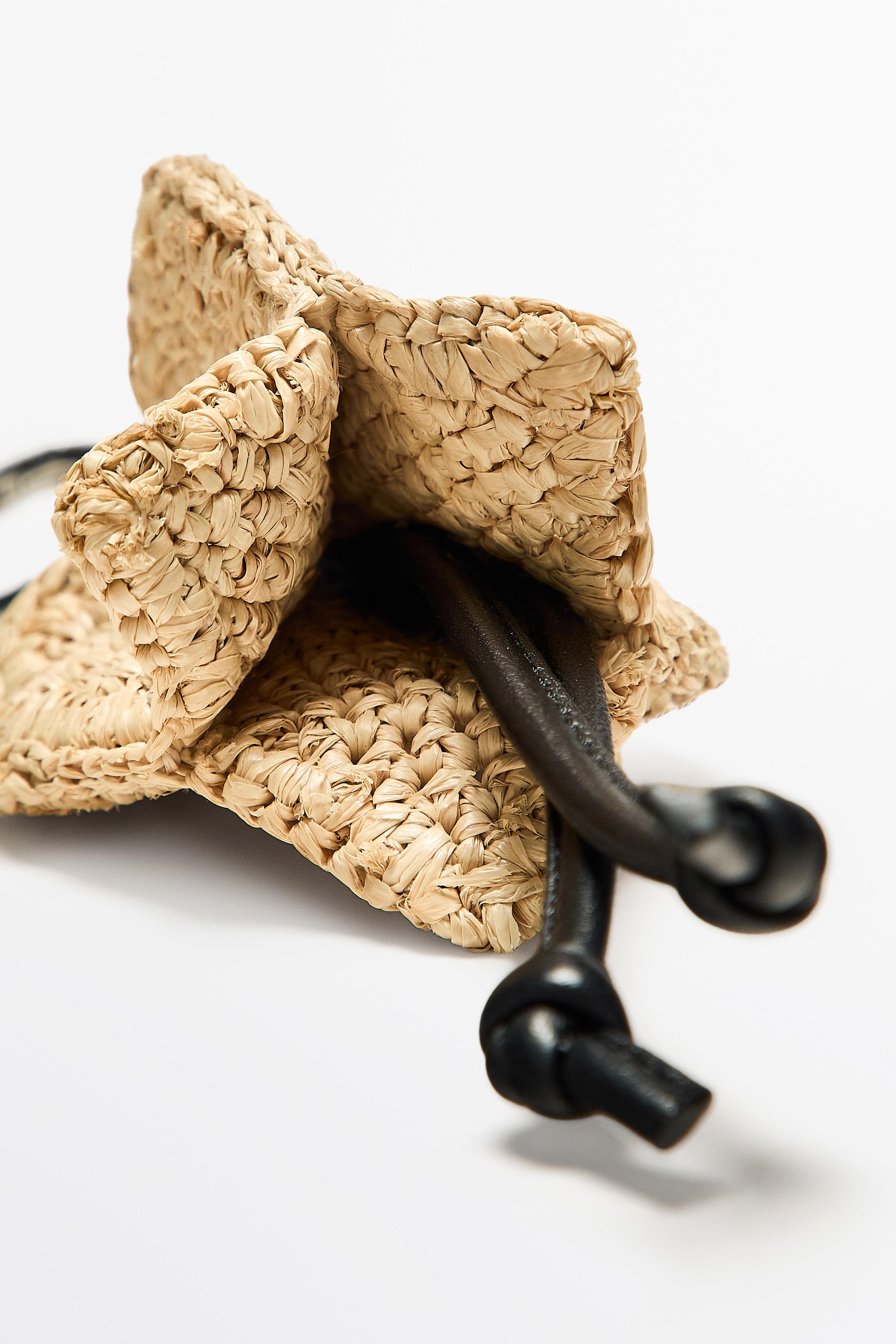 Raffia tulip charm — BEIGE