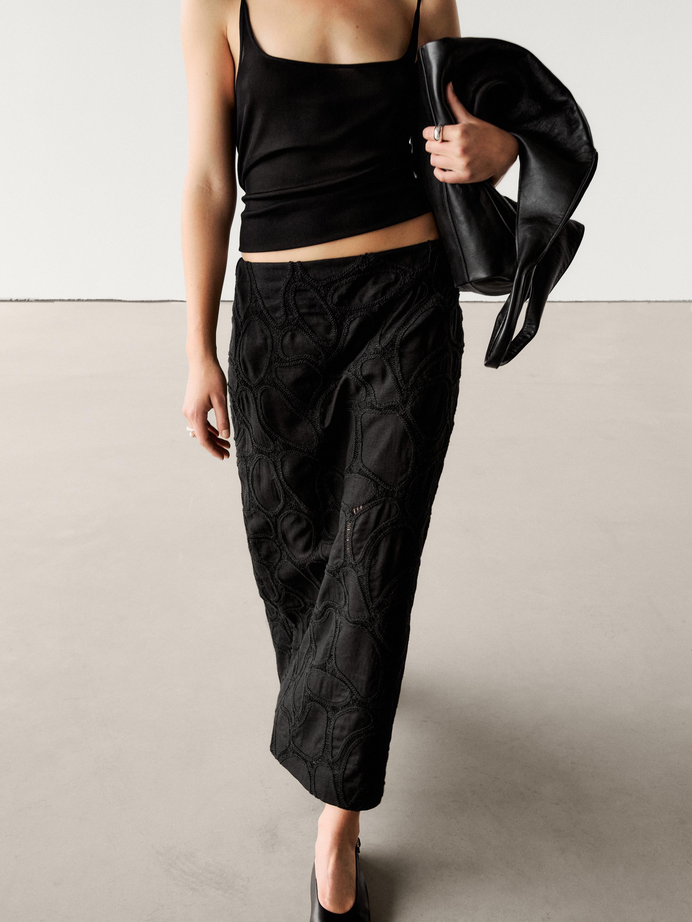 Jupe midi droite avec broderie