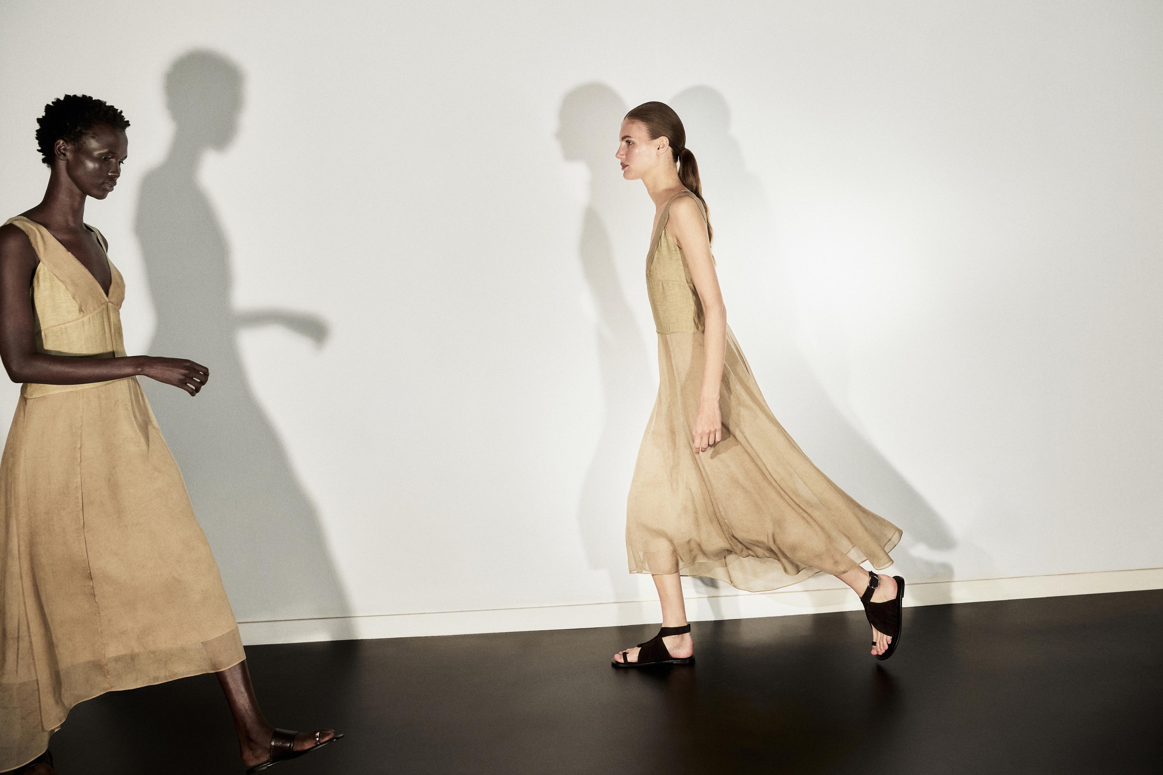 【Massimo Dutti】Flowing V-neck midi dress Massimo Dutti Massimo Dutti Flowing V-neck midi dress 199.00