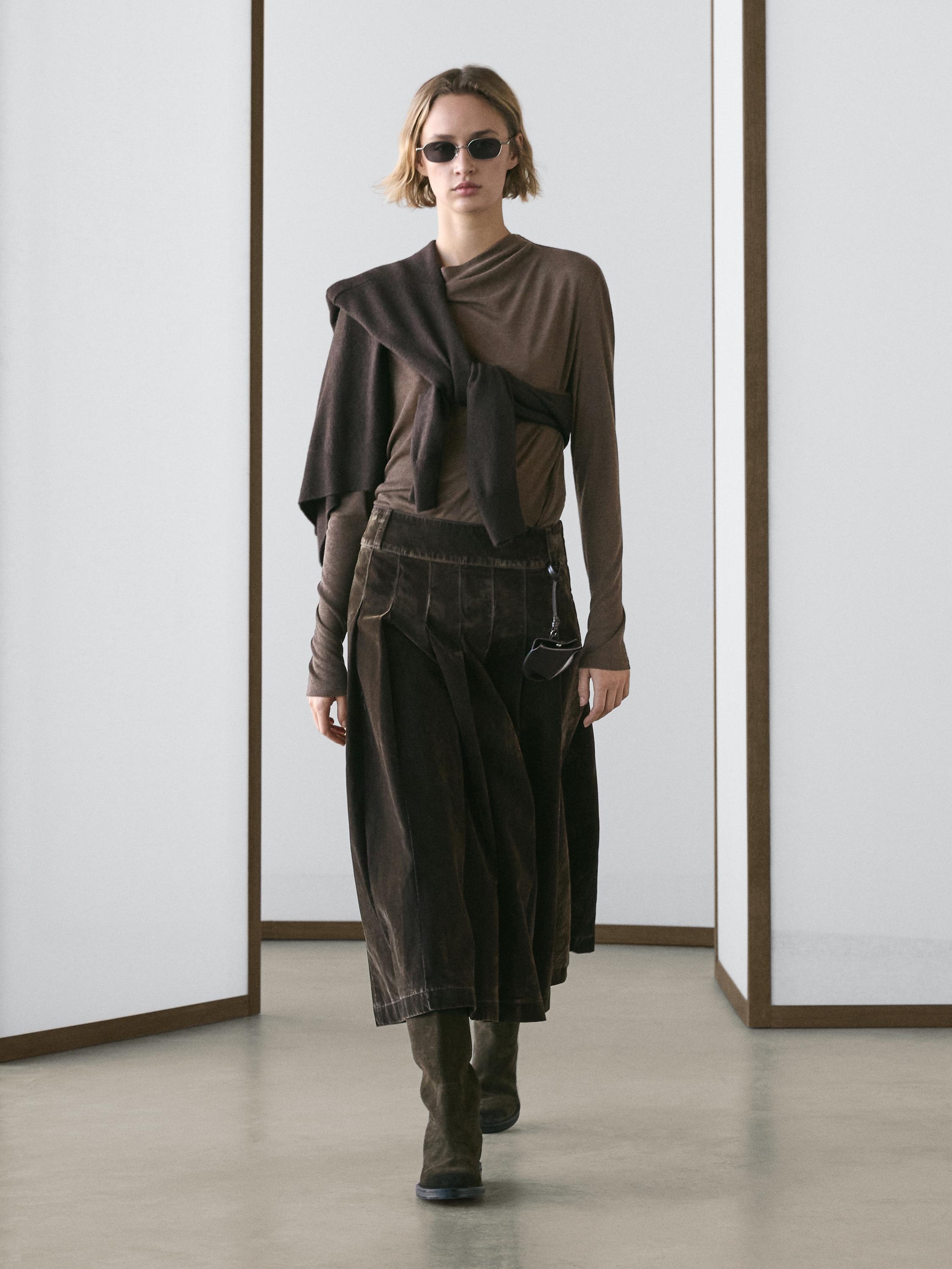 Denimová midi sukňa so skladmi