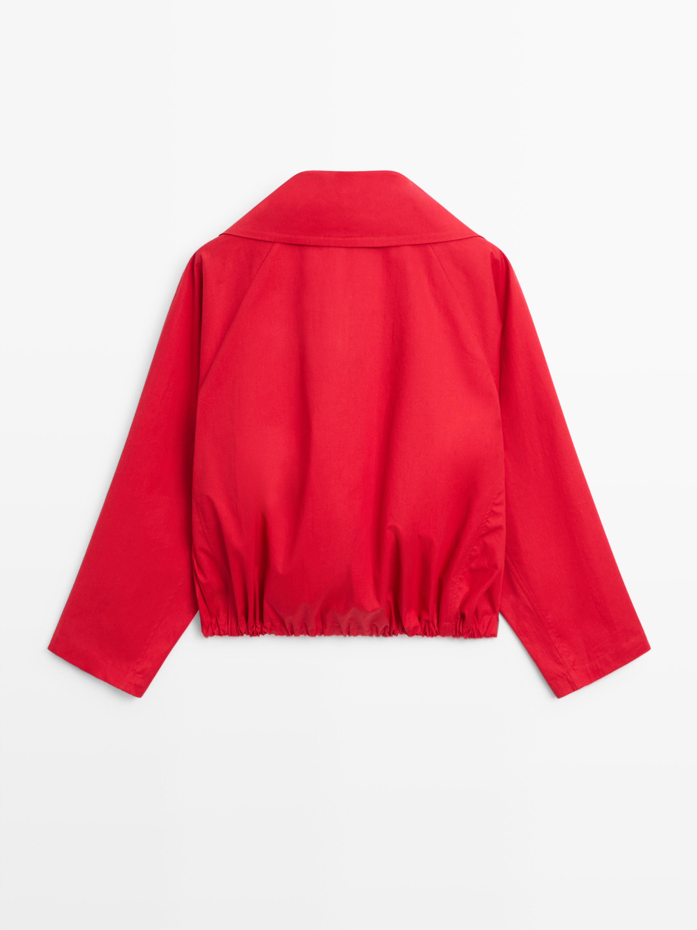 Πίσω όψη ενός έντονου κόκκινου μπουφάν με κλασικό γιακά και ελαστικό στρίφωμα.