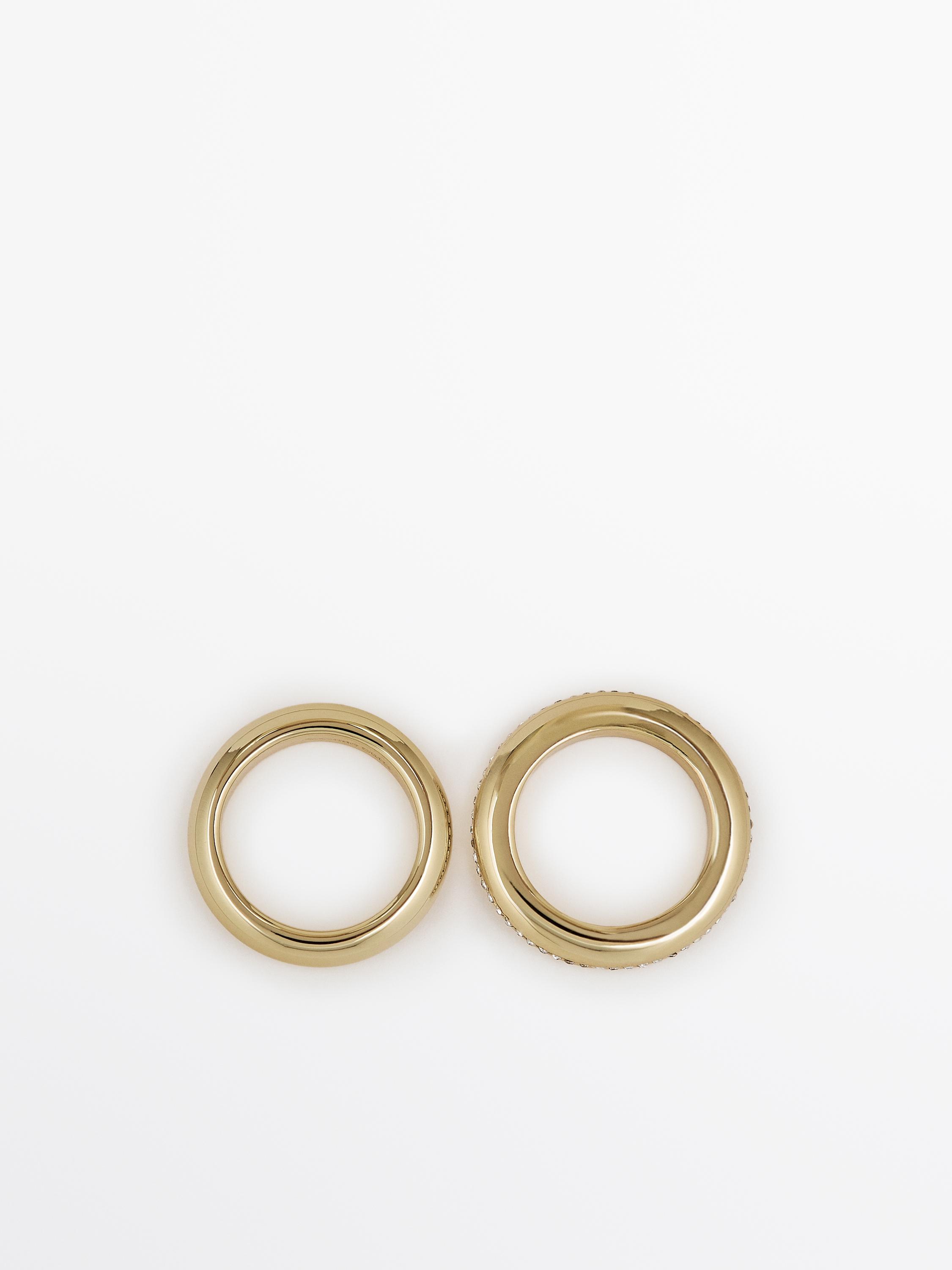 Pack of round shimmery rings