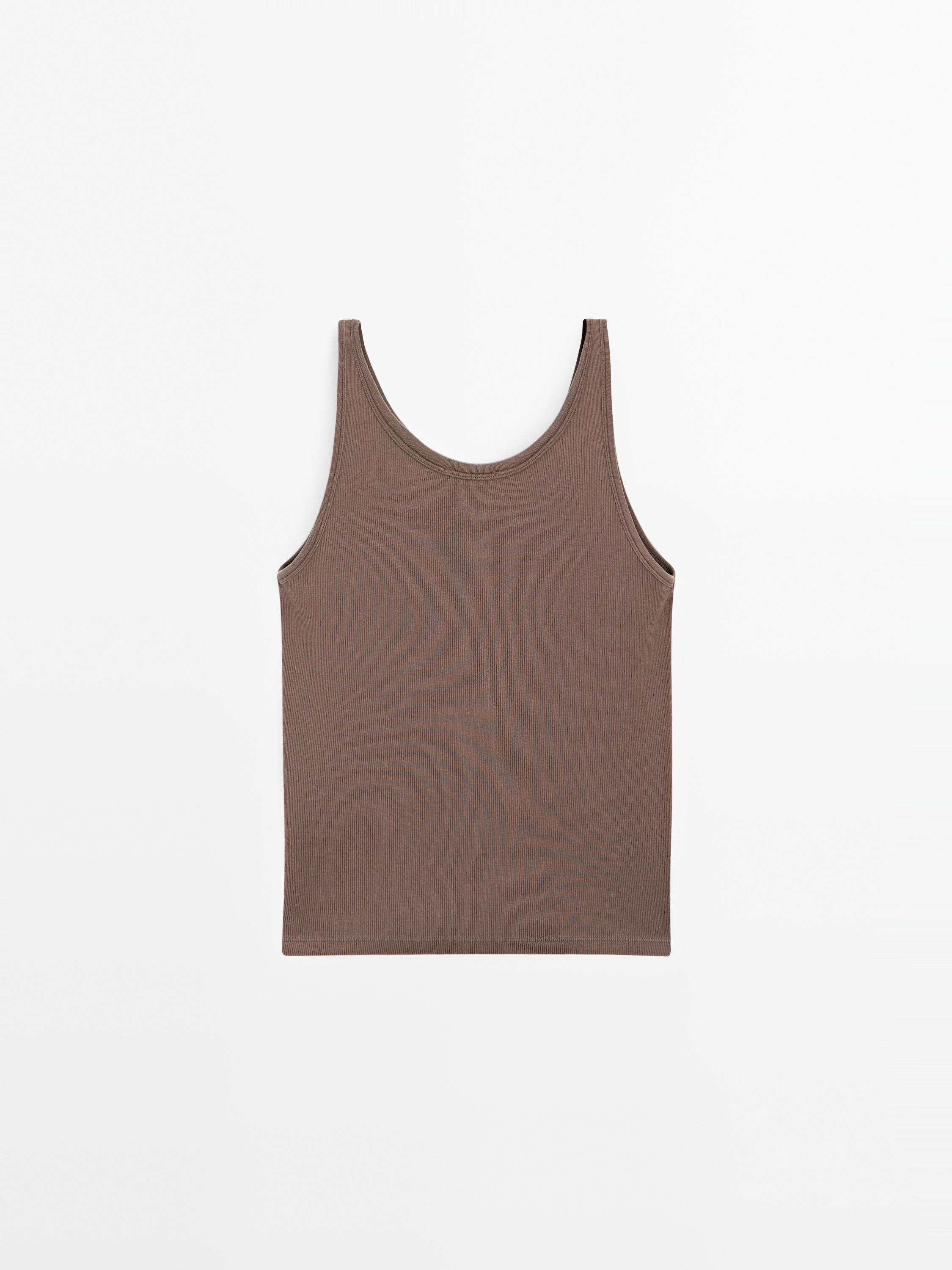 Ribbed top with neckline