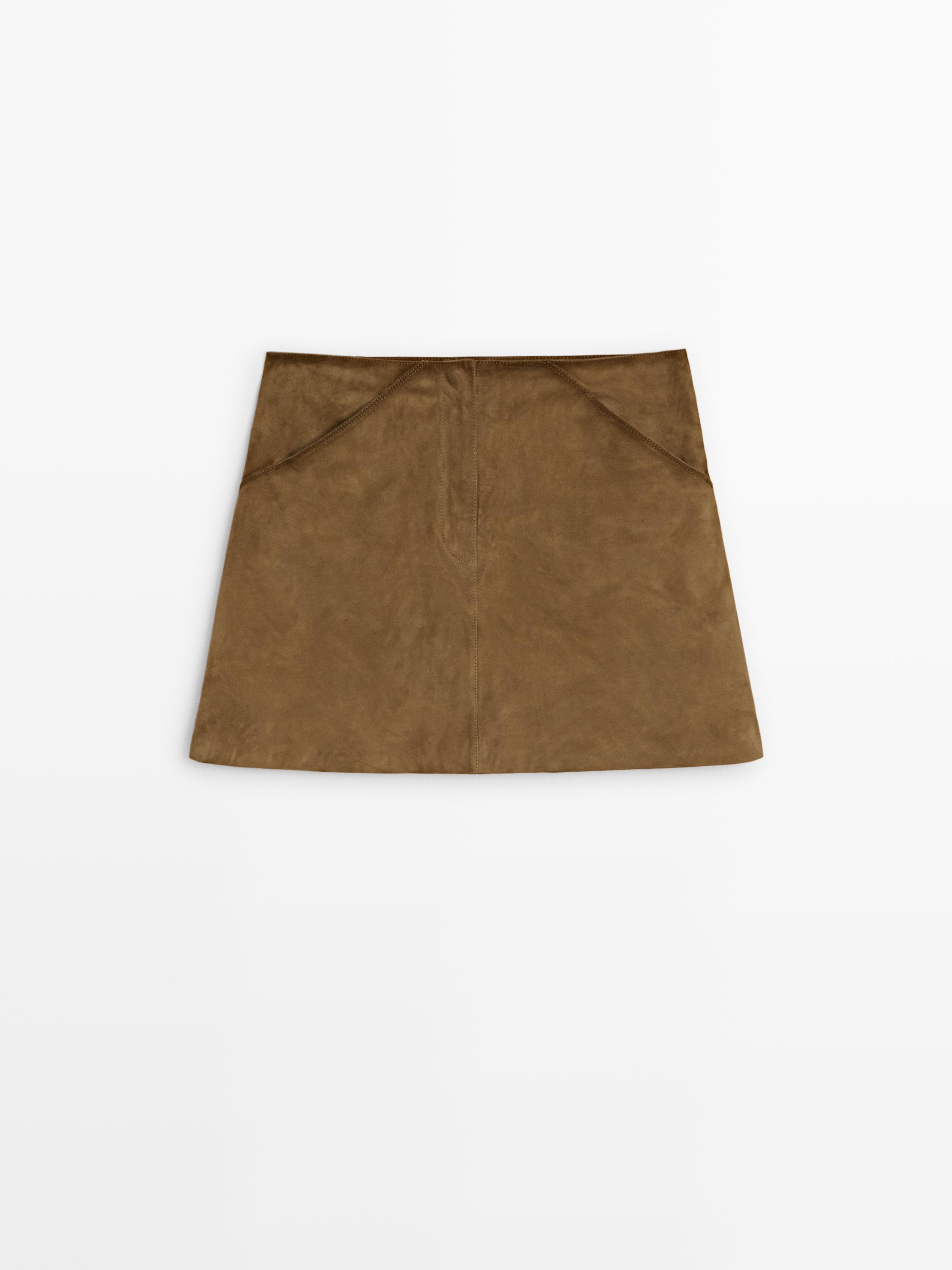 Vorderansicht eines kamelfarbenen Minirocks mit seitlichen Taschen und sichtbaren Nähten.