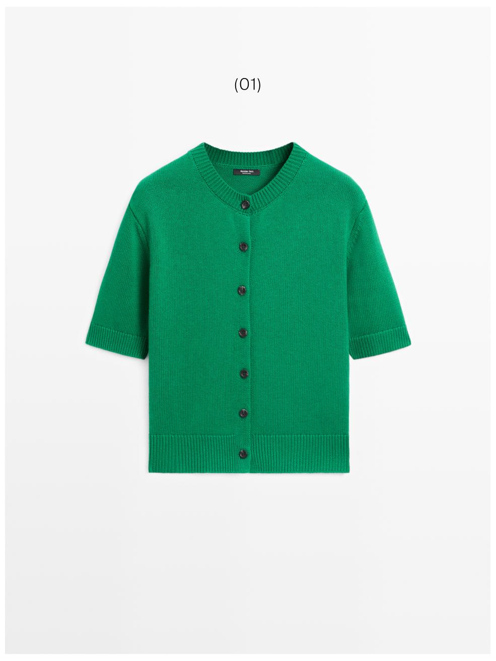 Μπροστινή όψη πράσινης πλεκτής ζακέτας με κοντά μανίκια και κουμπιά στο κέντρο.