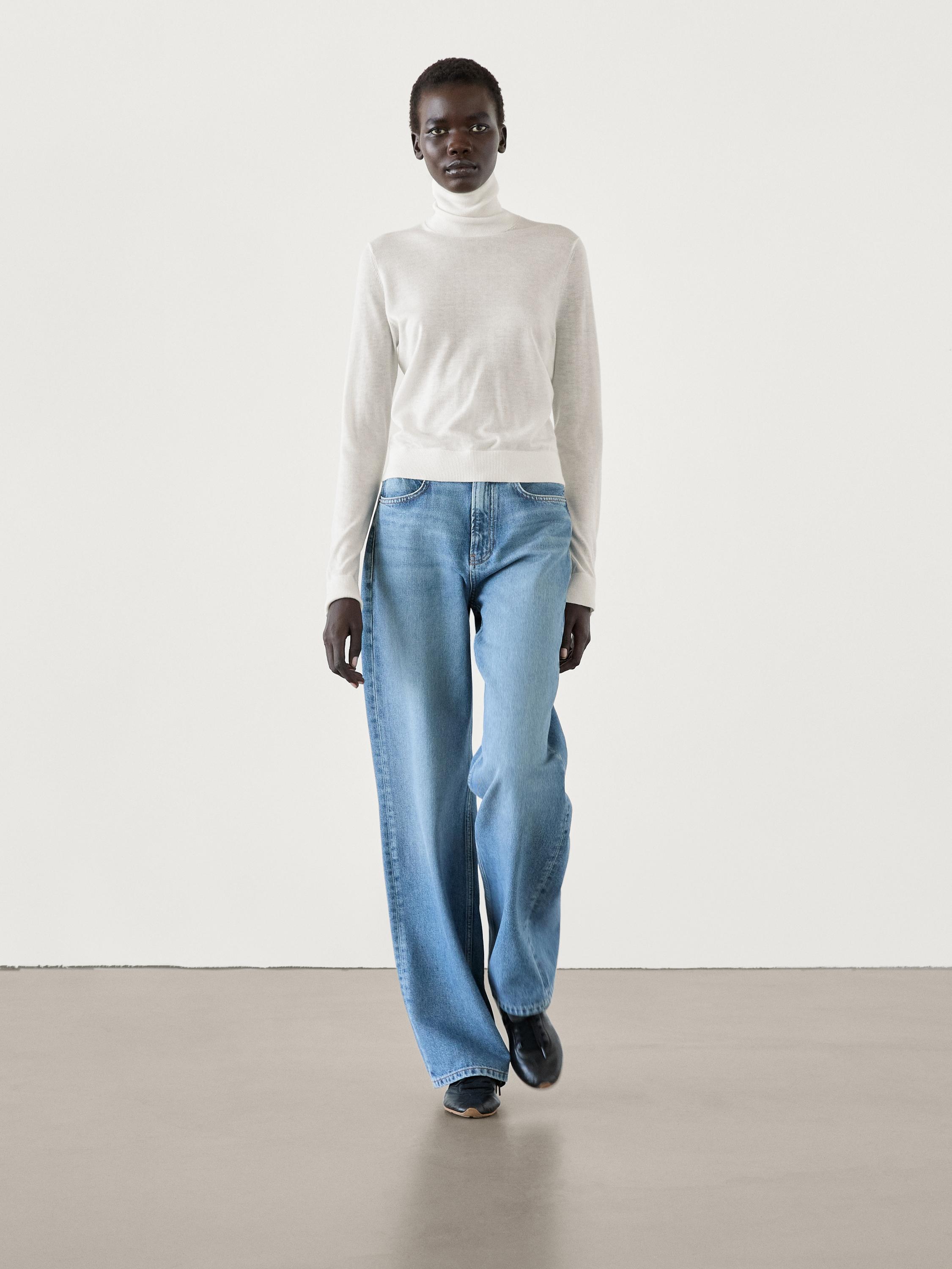 سترة محاكة بياقة عالية