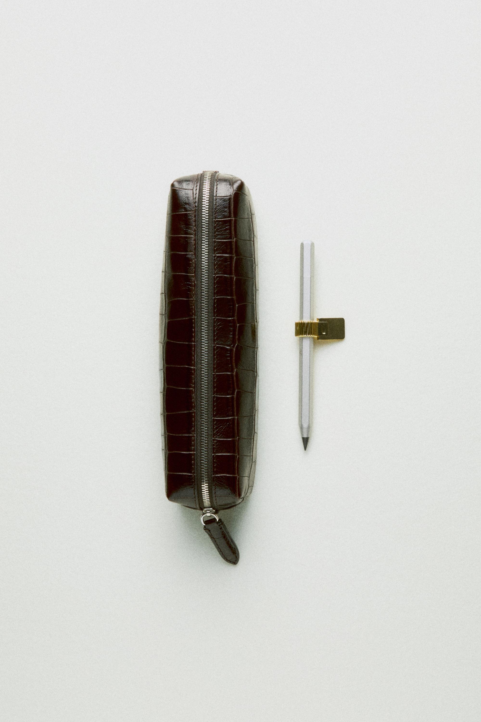 Textured leather case — BROWN