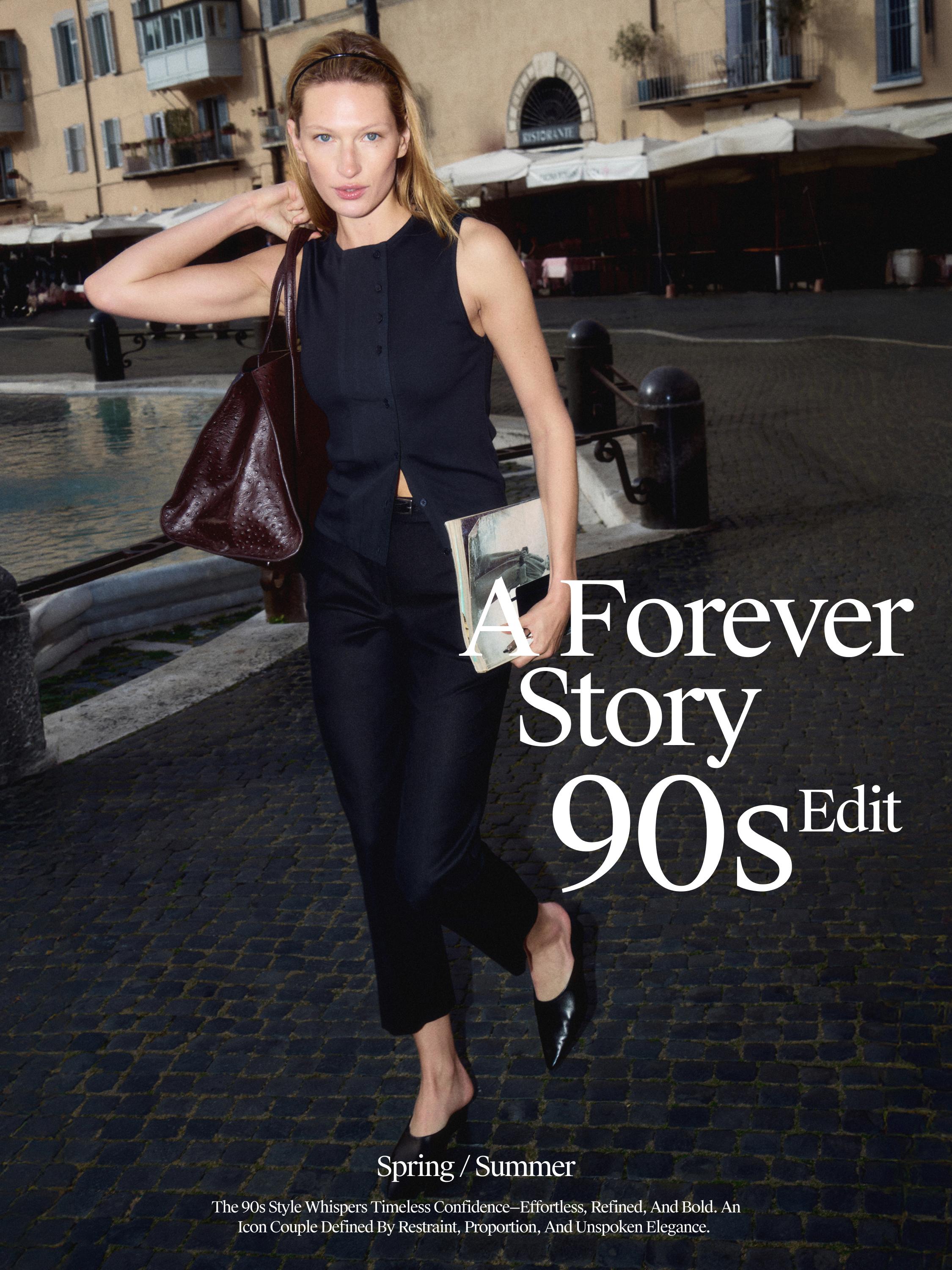 Düğmeli, kolsuz siyah bluz ve siyah pantolon takımı. Görünen metin: "A Forever Story 90s Edit".