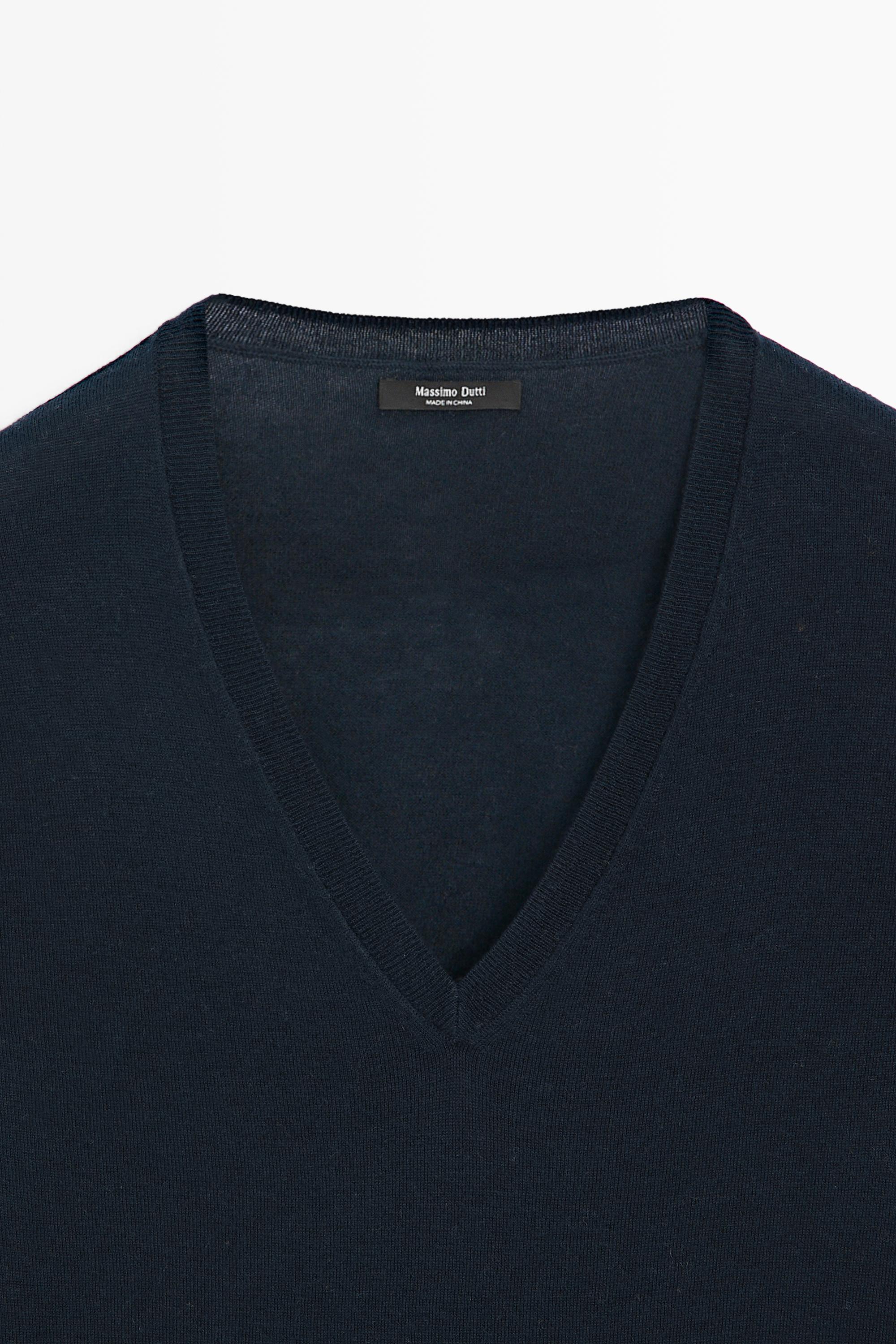 V-neck knit sweater — NAVY BLUE