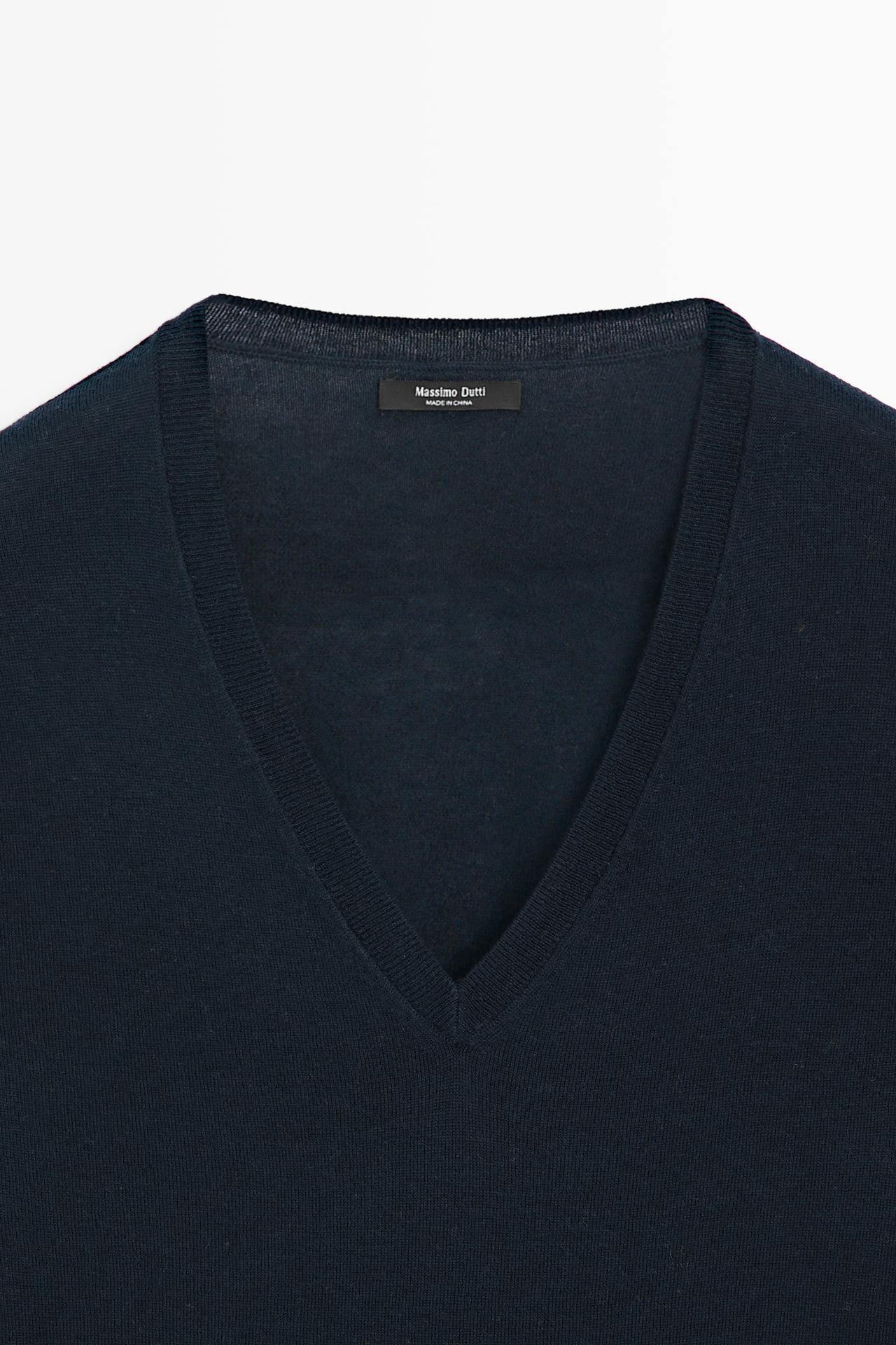V-neck knit sweater — NAVY BLUE