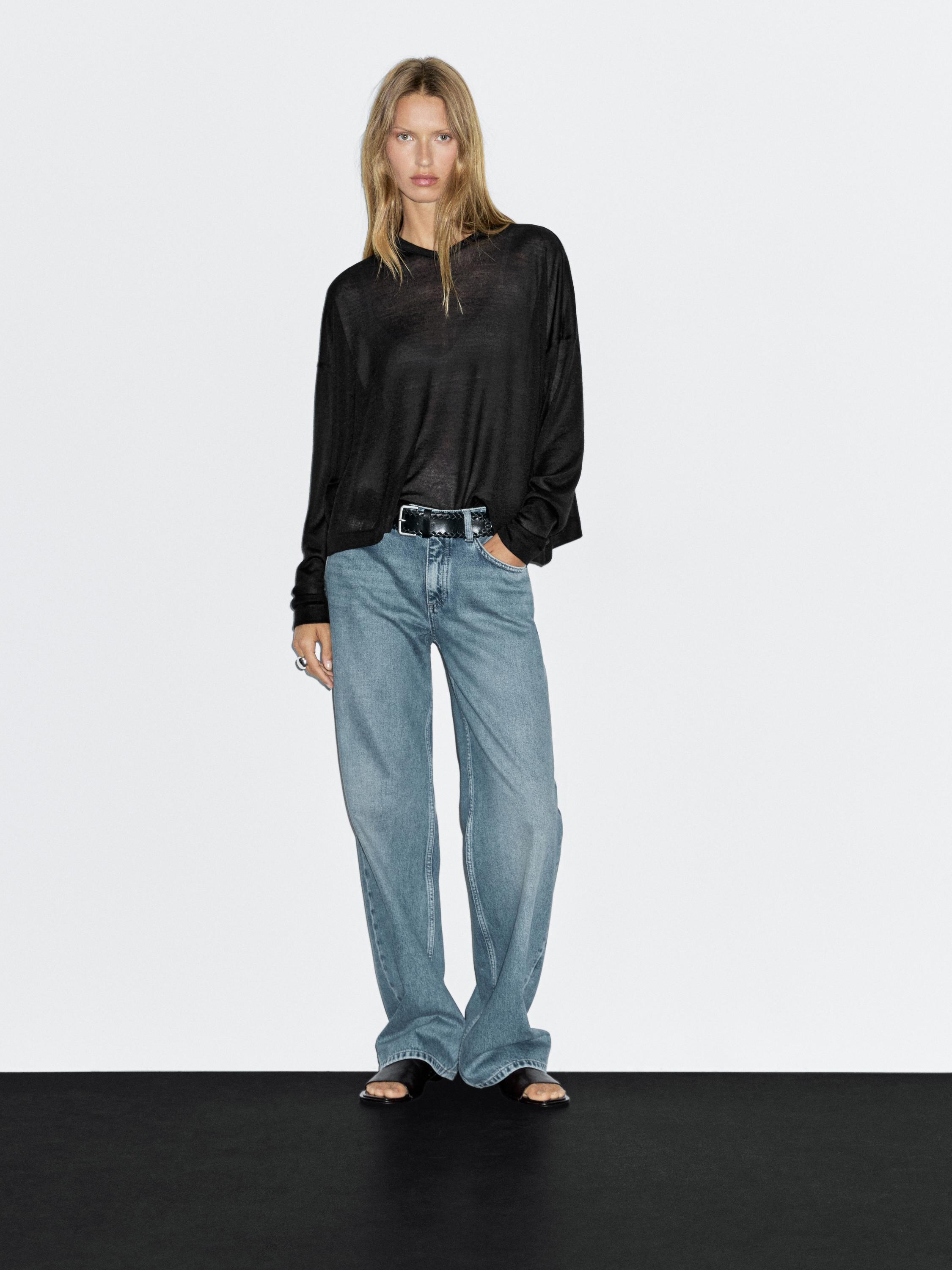 Loose-fitting V-neck sweater
