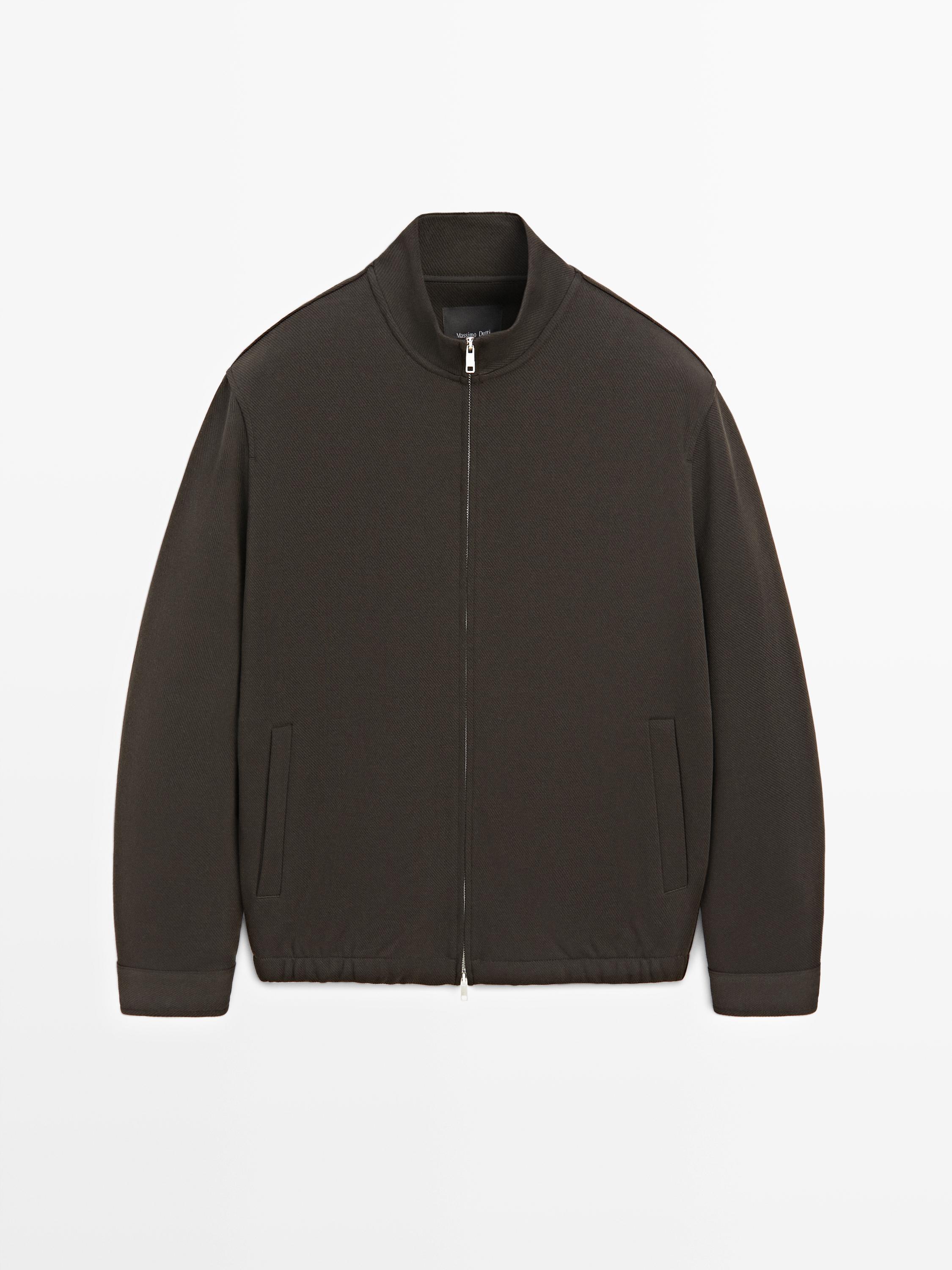 Vista frontal de jaqueta castanha com fecho de correr e bolsos laterais.