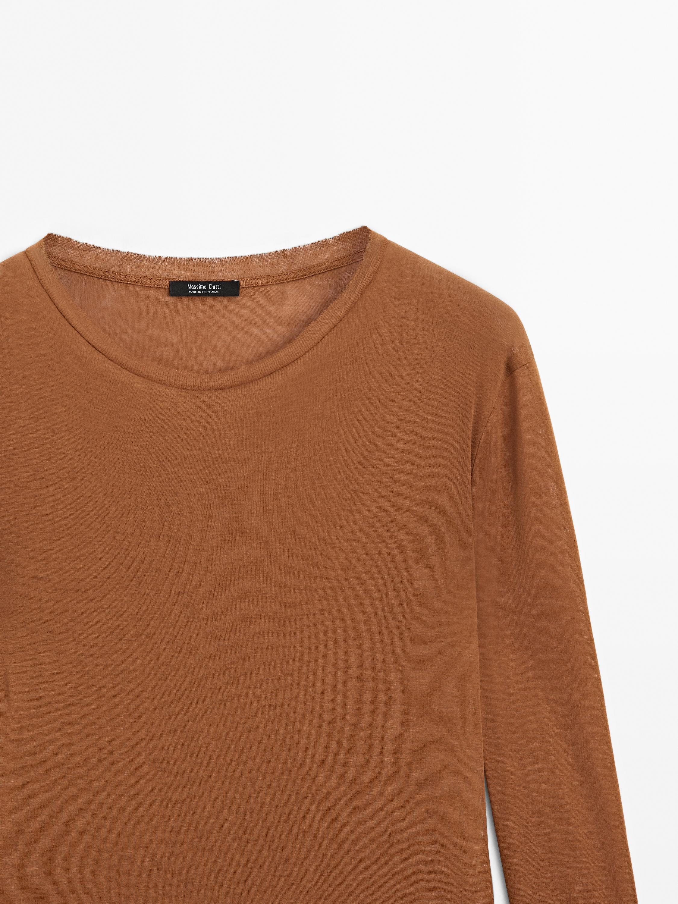 Lightweight t-shirt with collar detail