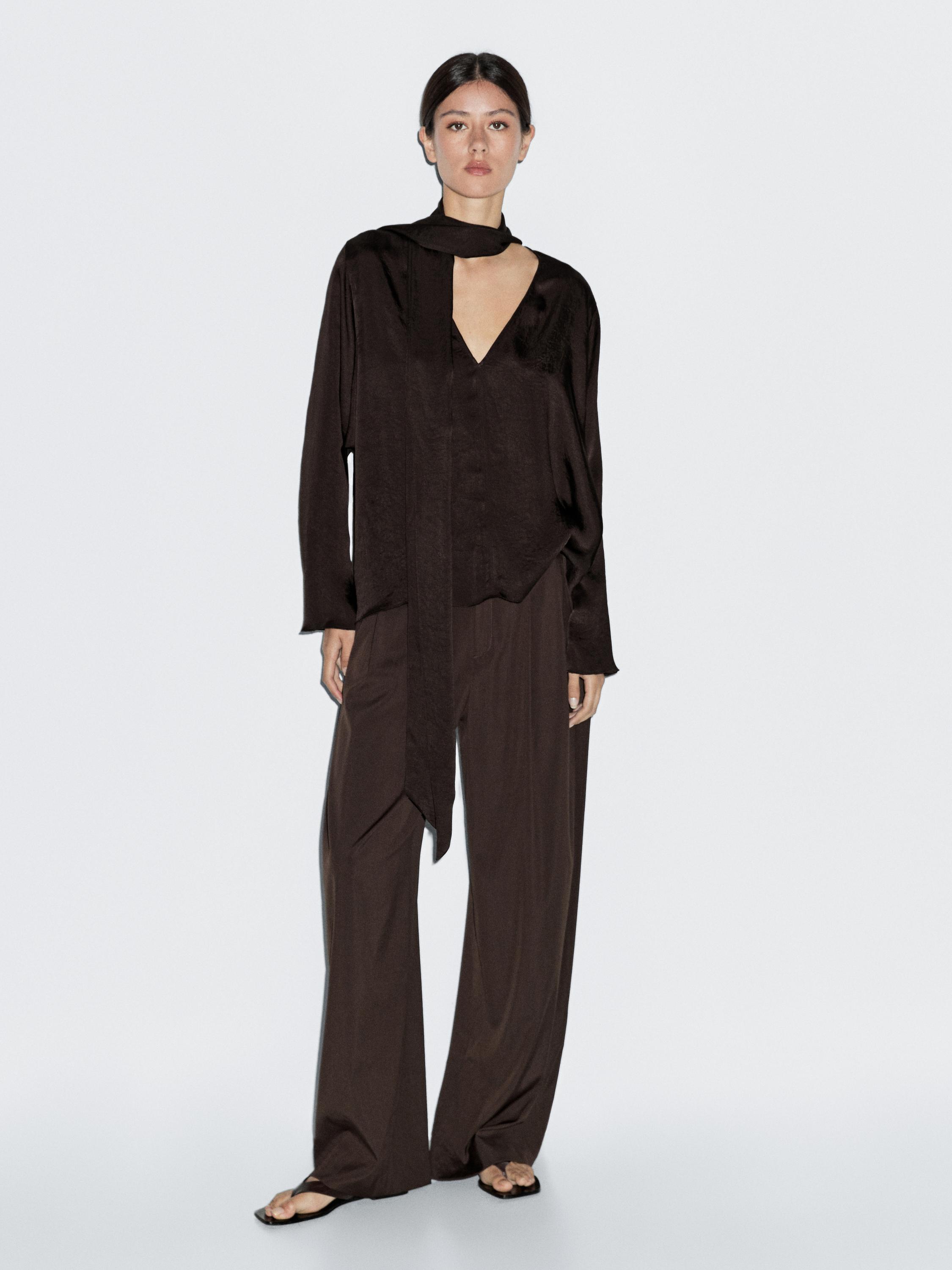 Flowing blouse with tie