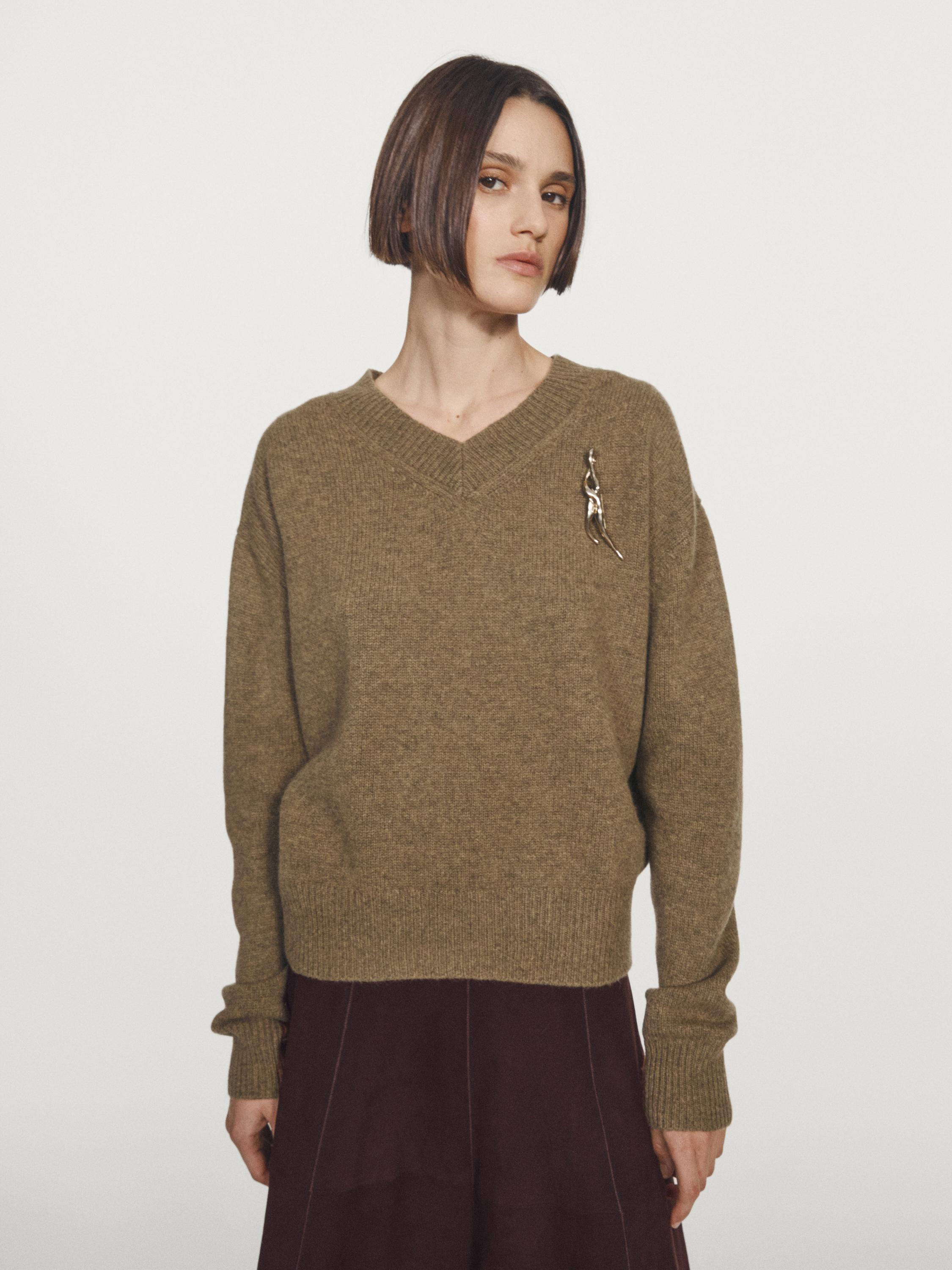 100% wool V-neck knit sweater